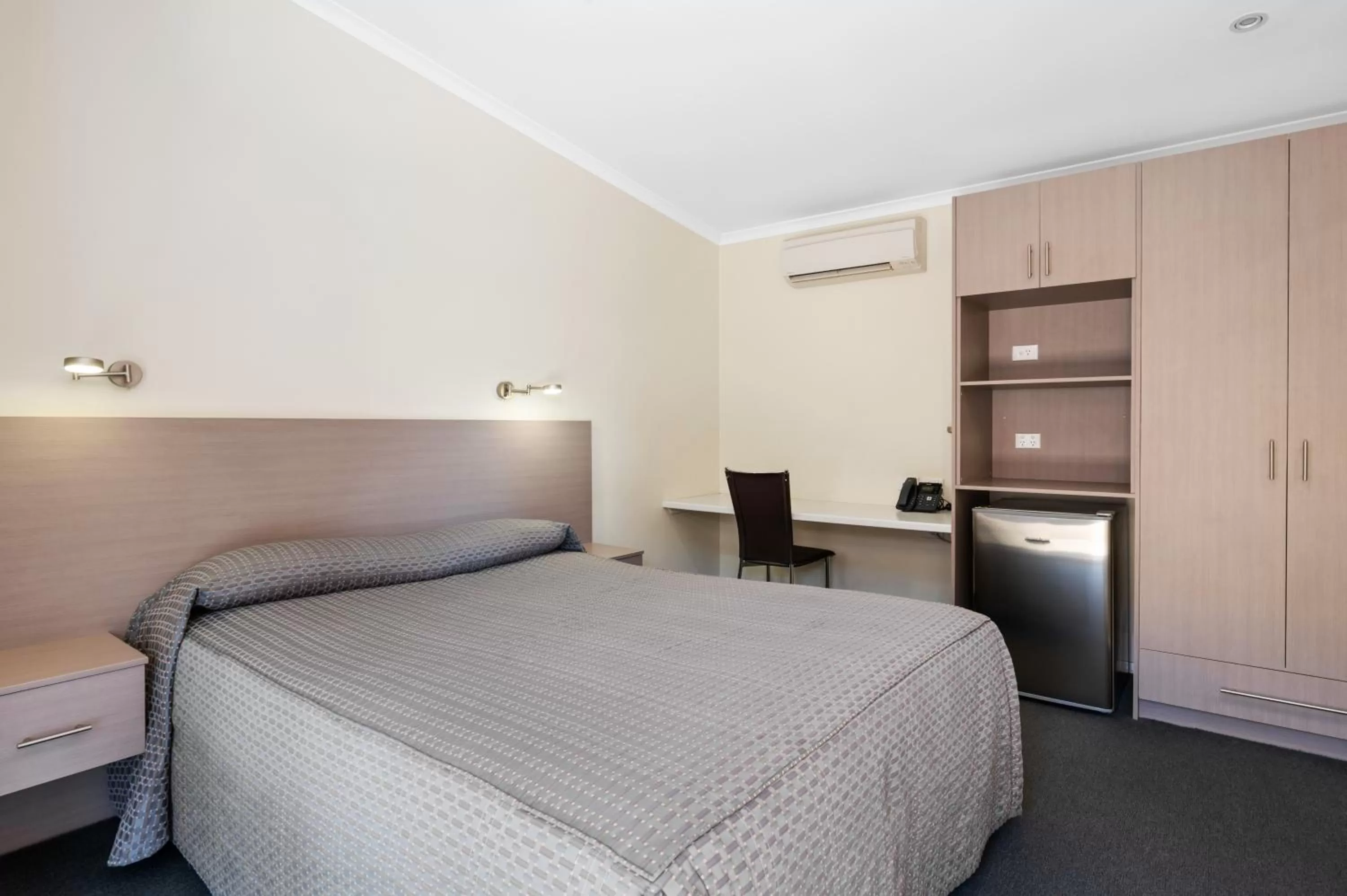 Business Queen Room in The View On Hannans Kalgoorlie