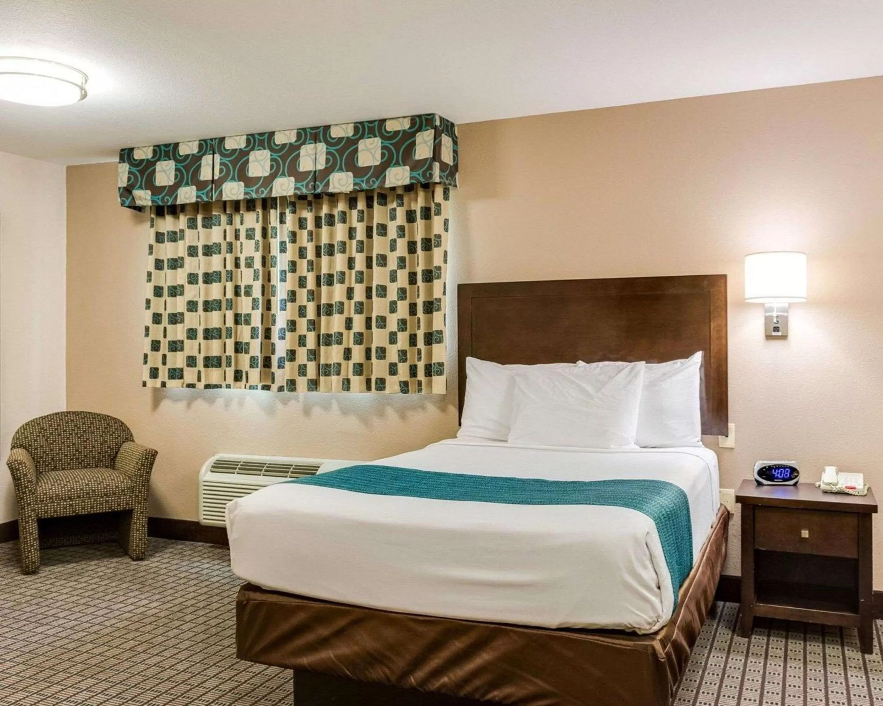 Queen Room - Smoking in Suburban Studios Avondale