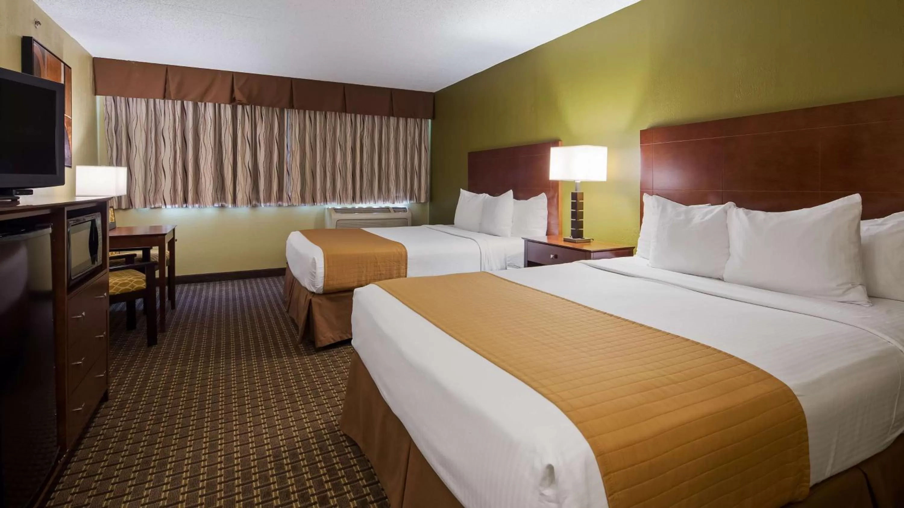 Queen Room with Two Queen Beds - Non-Smoking in Best Western Executive Inn Kenosha - Pleasant Prairie