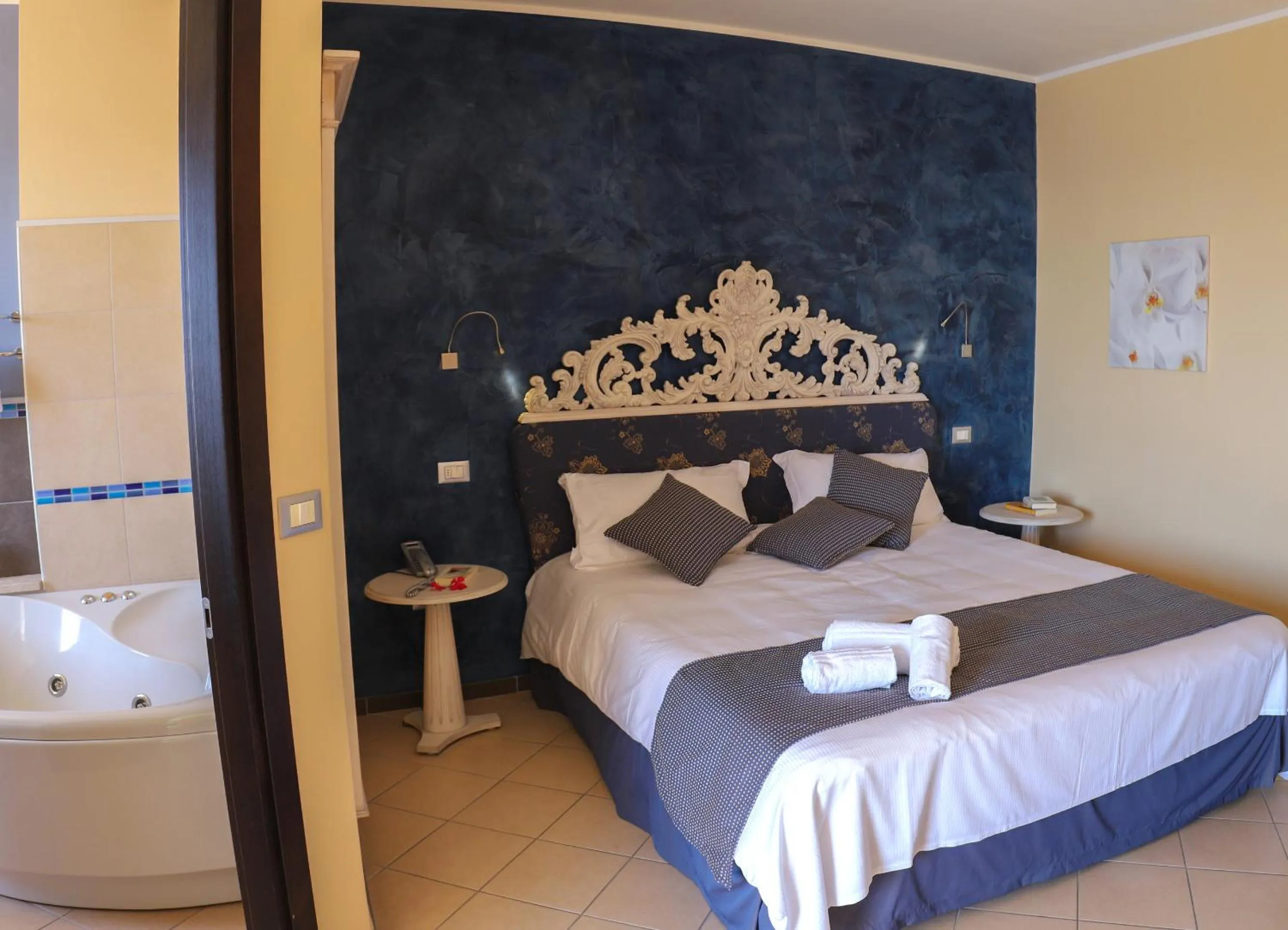 Panoramic Junior Suite with Hot Tub in Janus Hotel