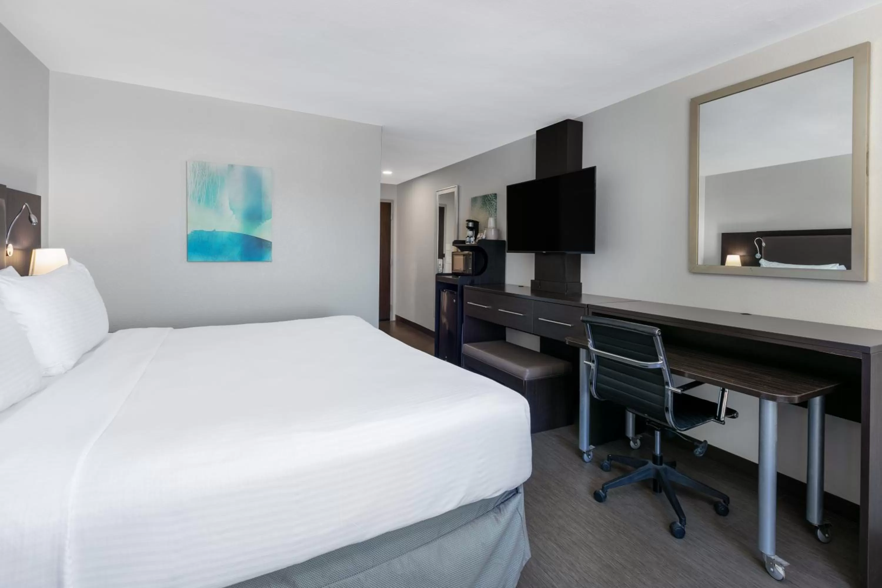 King Room with Bath Tub - Mobility/Hearing Accessible - Non-Smoking in Wyndham Corpus Christi Resort North Padre Island