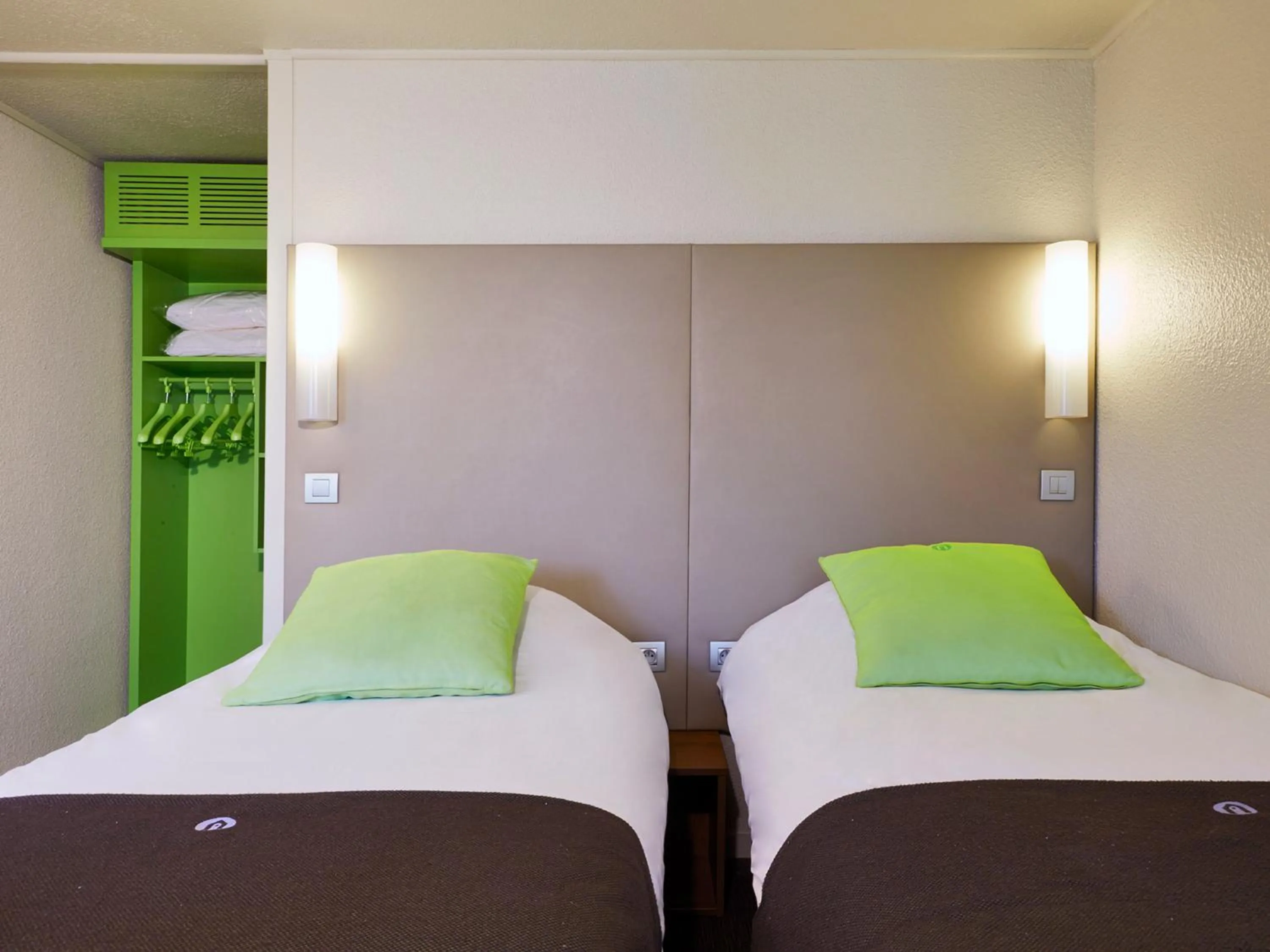 Standard Twin Room in Campanile Plaisir
