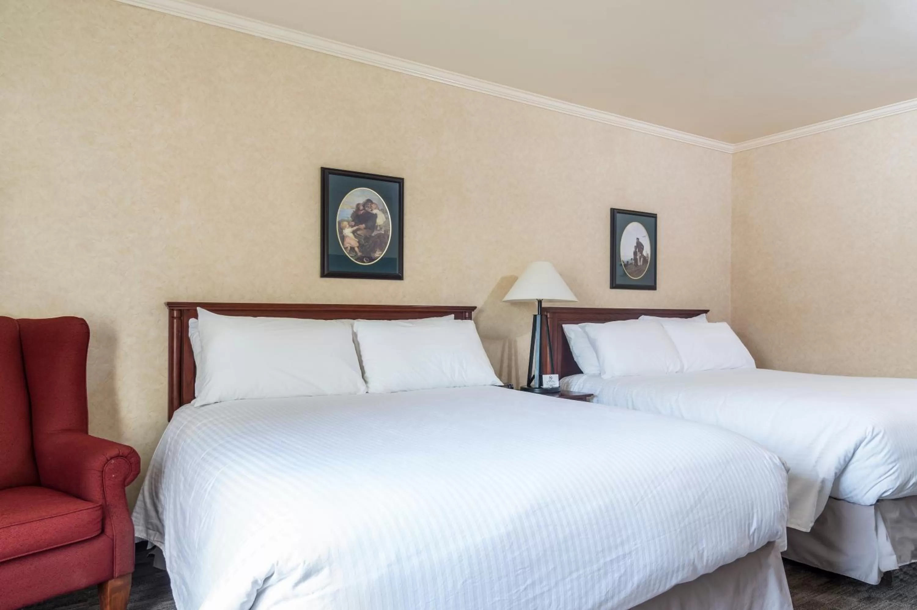 Standard Room with Two Queen Beds in Mount Peyton Resort & Conference Centre
