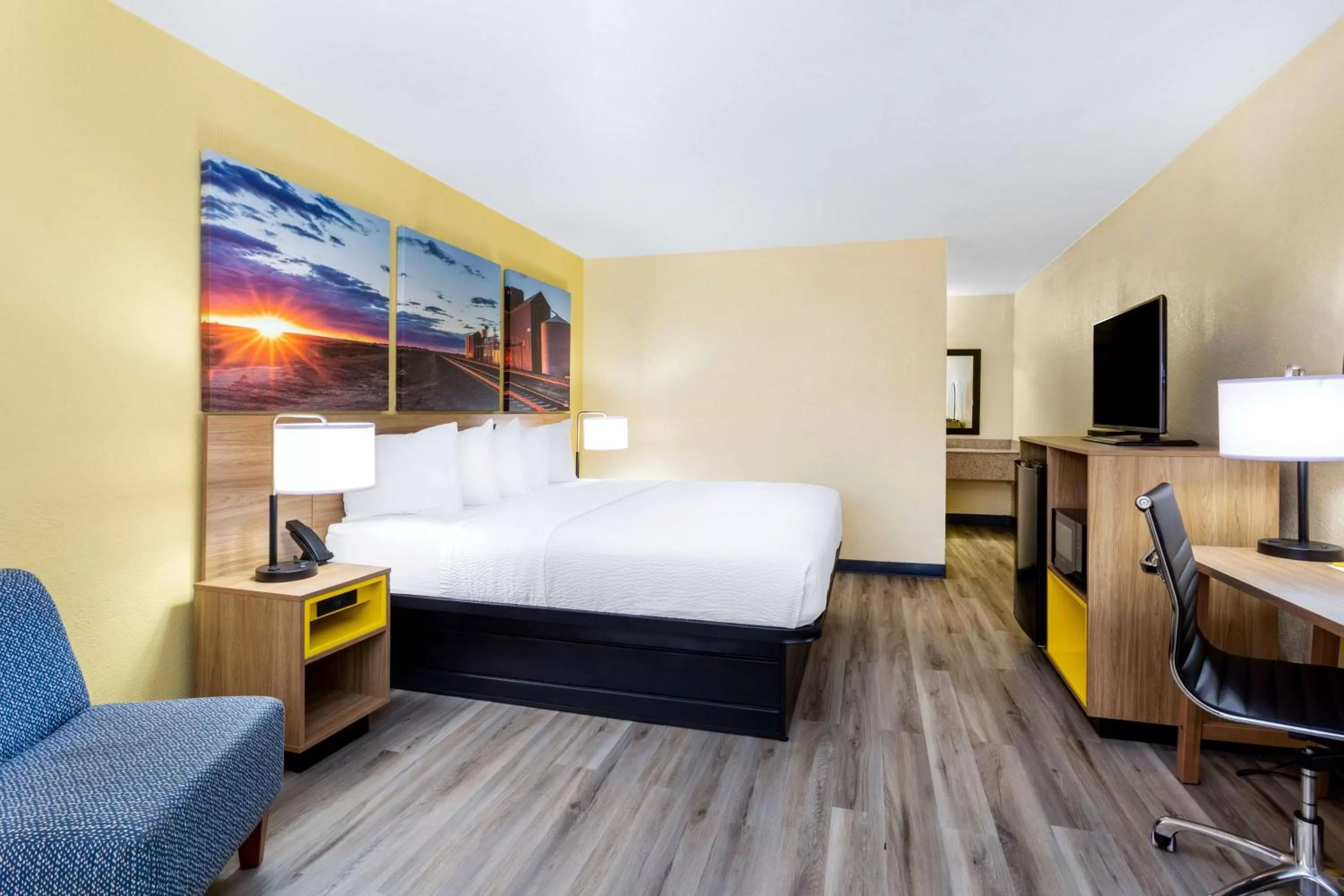 King Room - Smoking  in Days Inn & Suites by Wyndham Clovis
