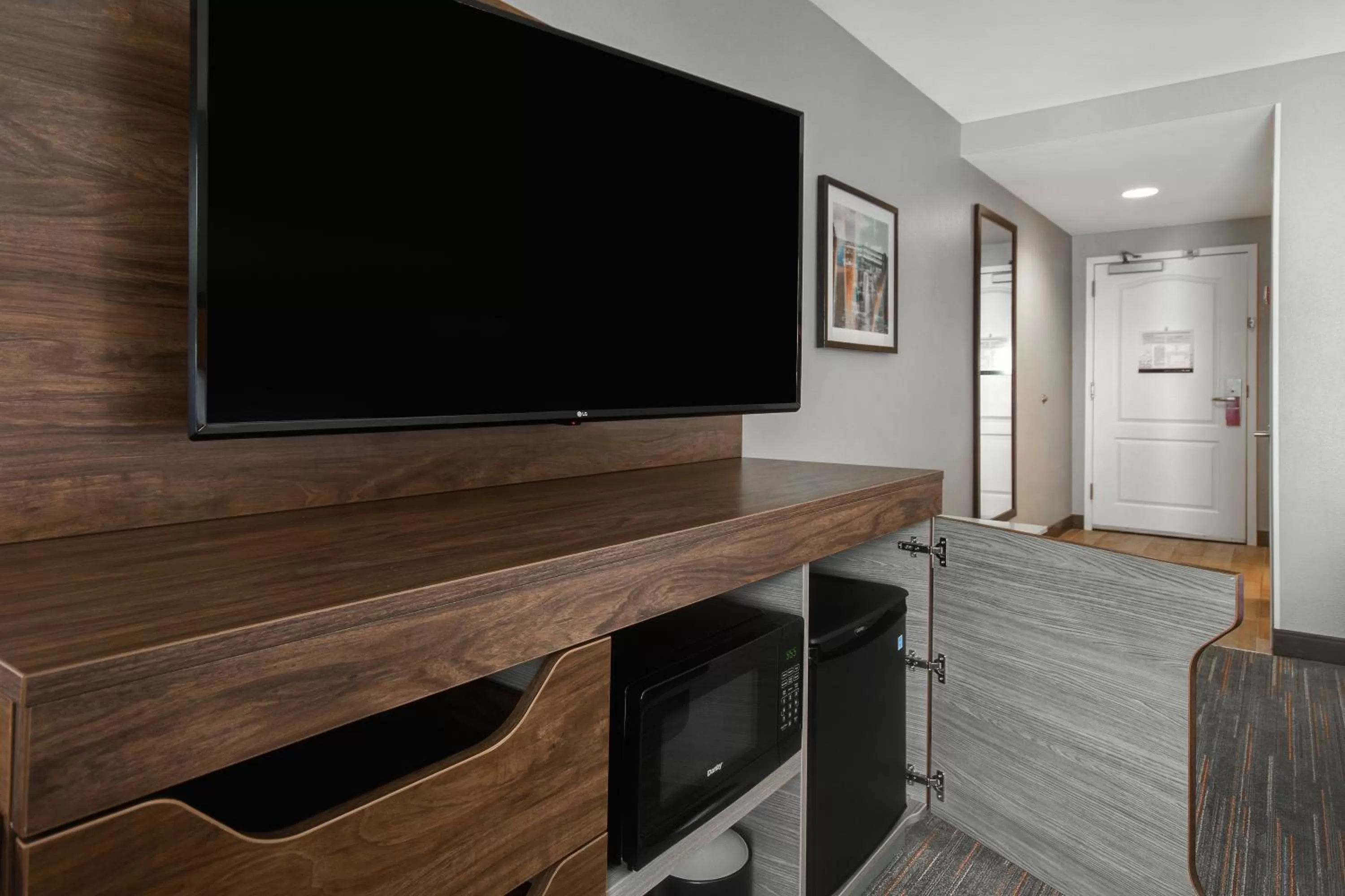 King Room - Hearing Accessible with Roll in Shower in Hampton Inn & Suites Yonkers