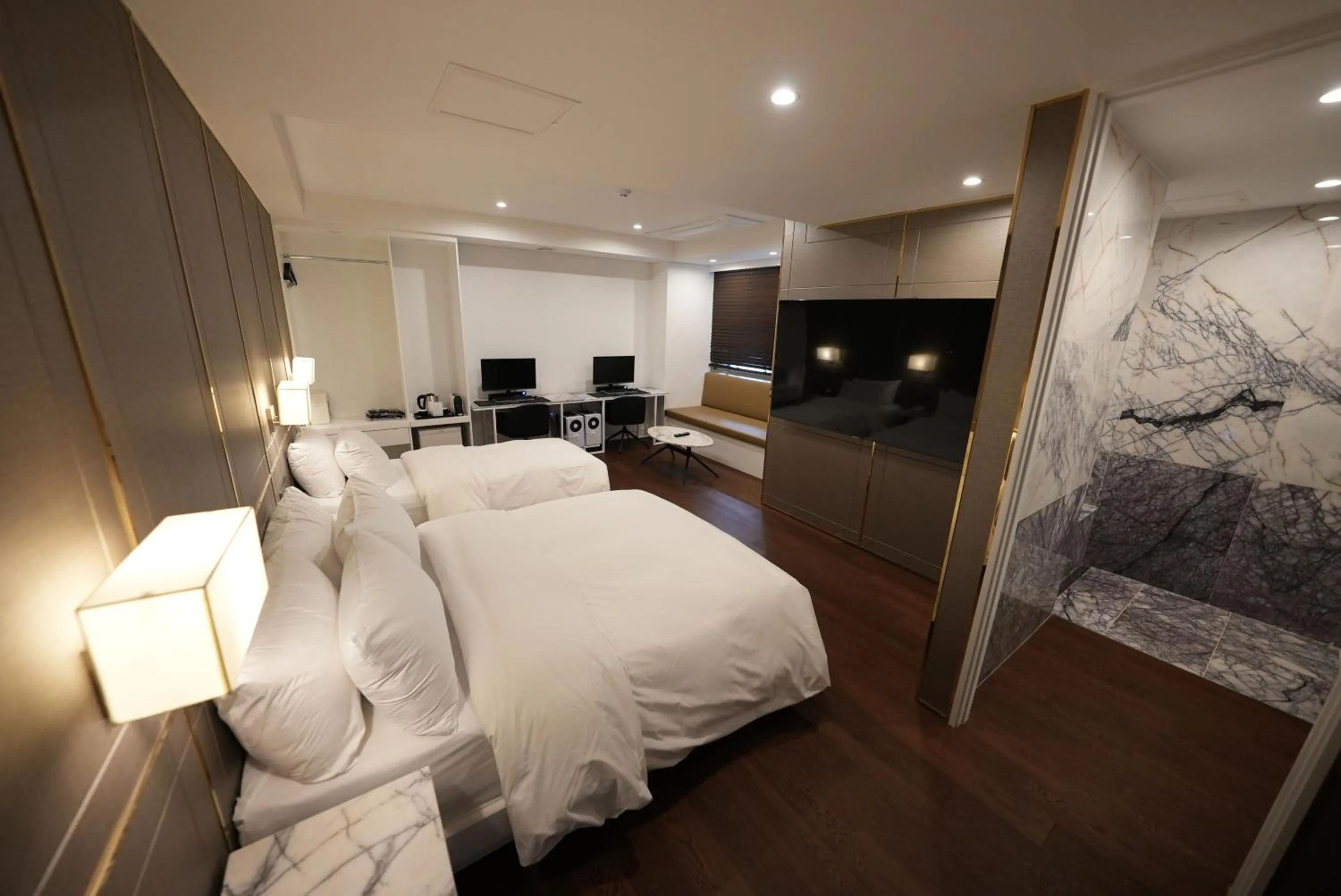 Superior Twin Room in Amare Hotel Jongno
