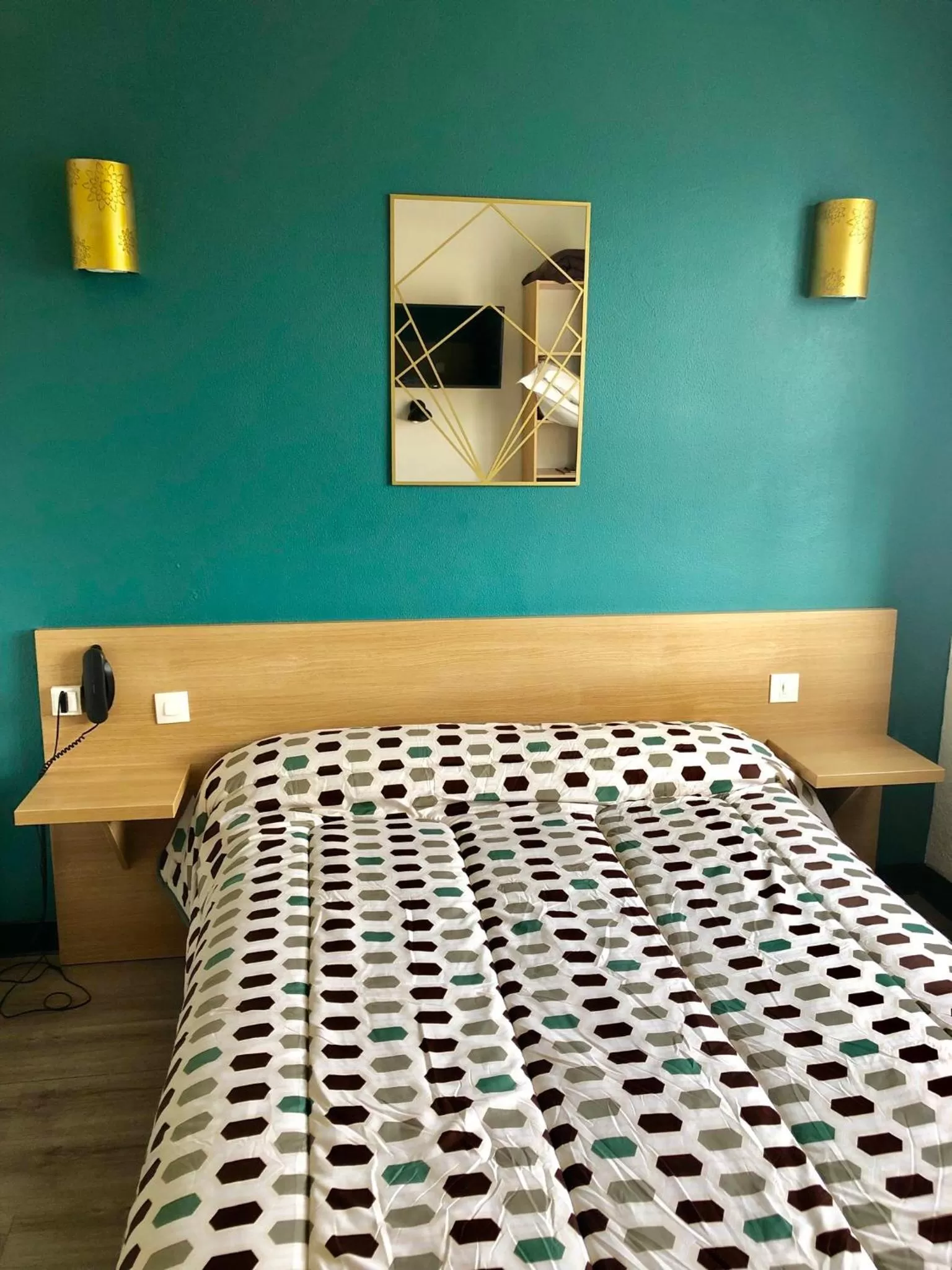 Double Room with Bath in Hôtel Colisée-Verdun Centre Gare Saint-Roch