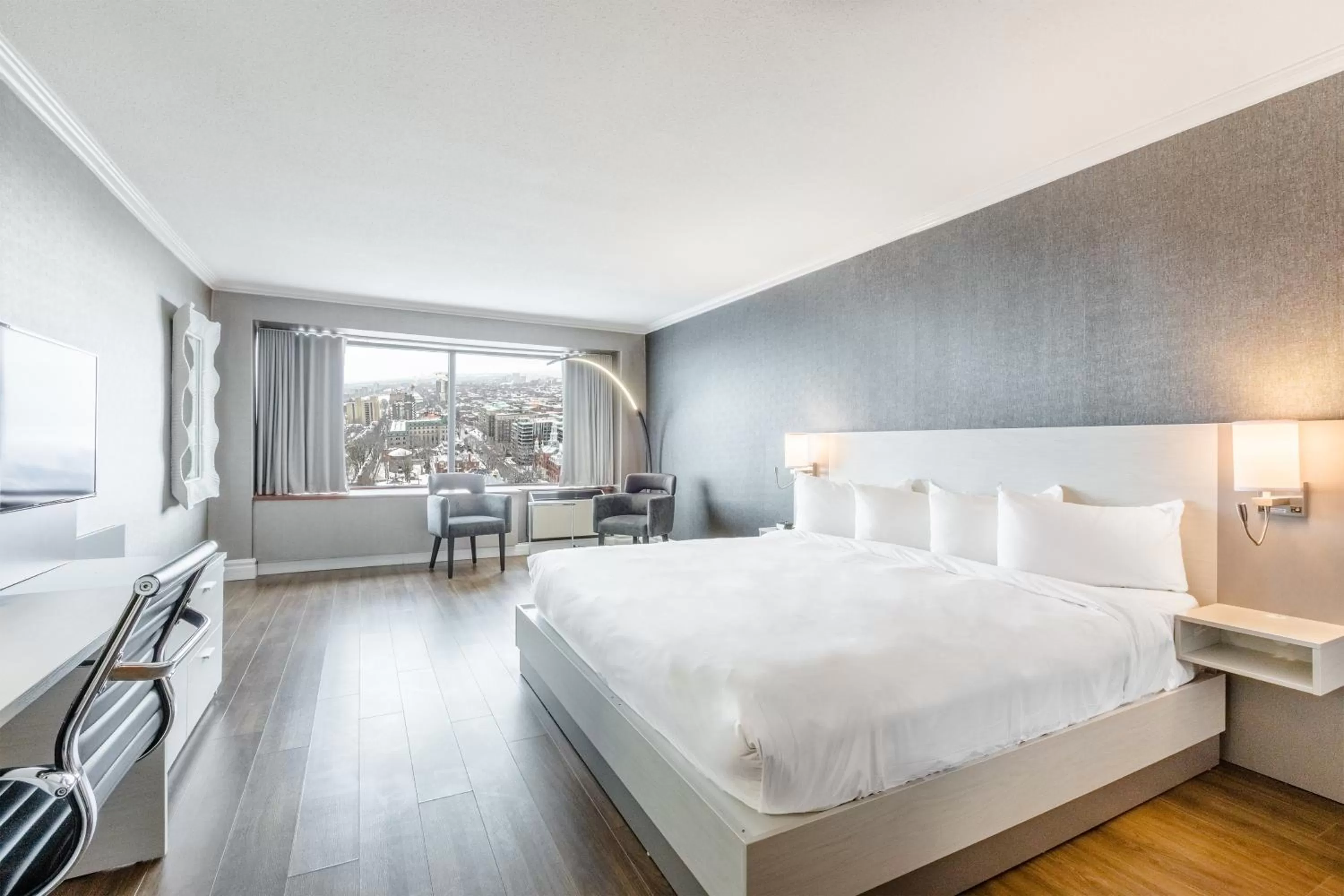 Deluxe King Room in Hôtel Le Concorde Québec
