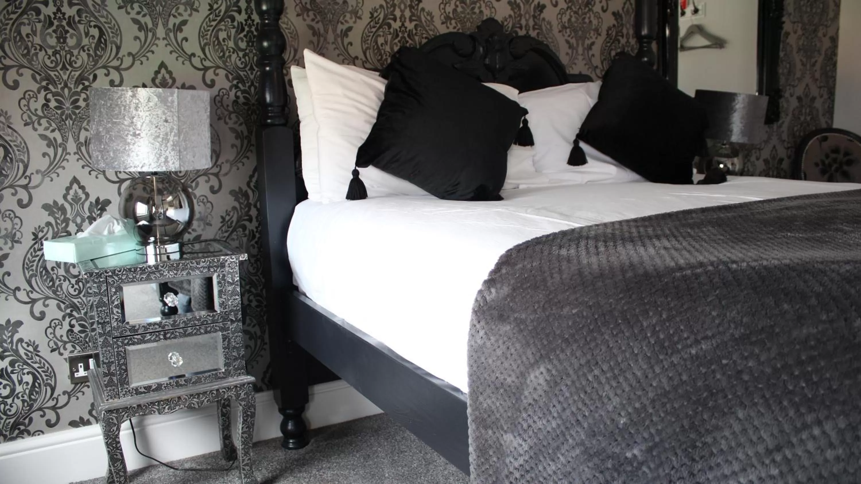 Luxury Double Room in The Whittington and Cat