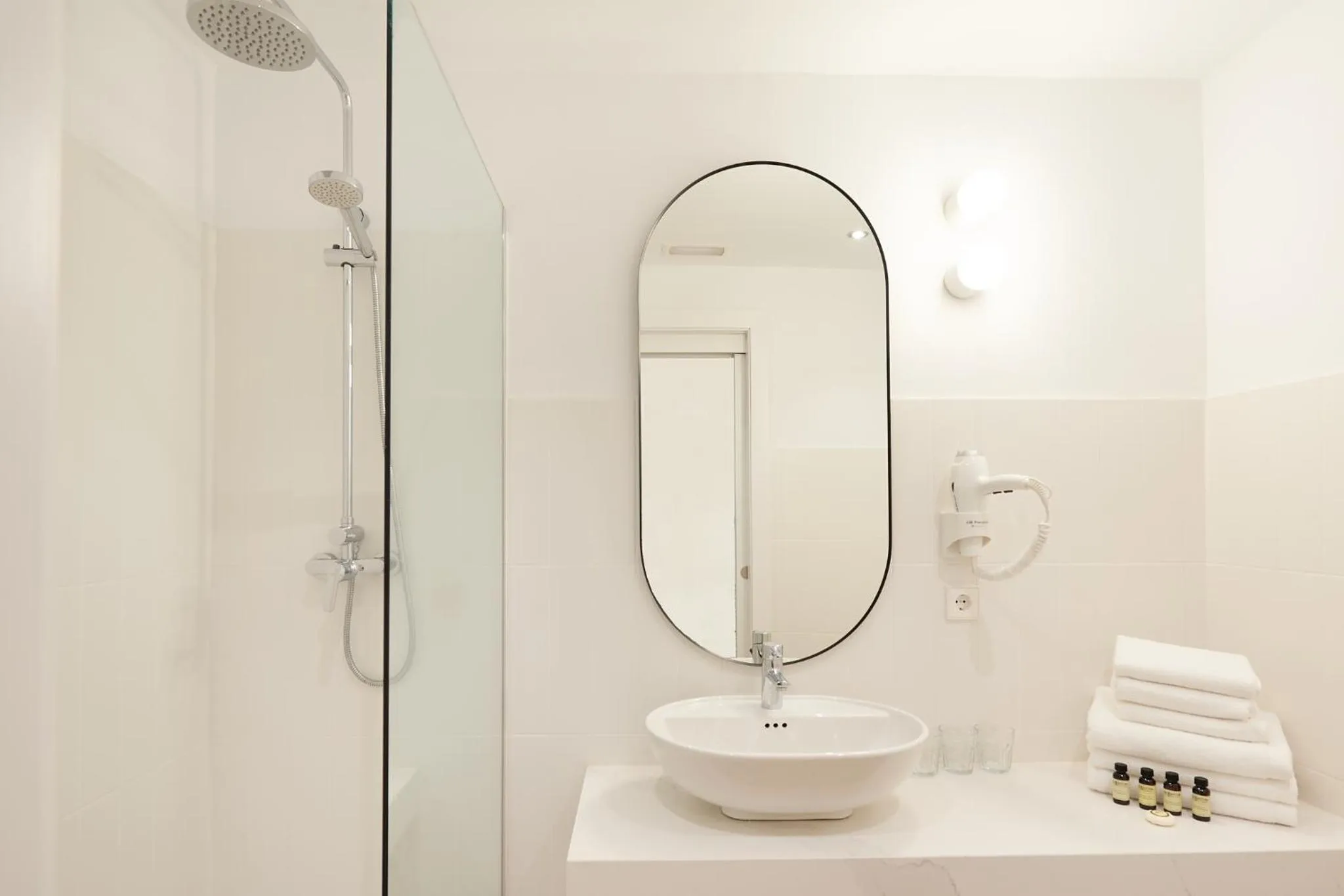 Triple Room with City View in The MO House