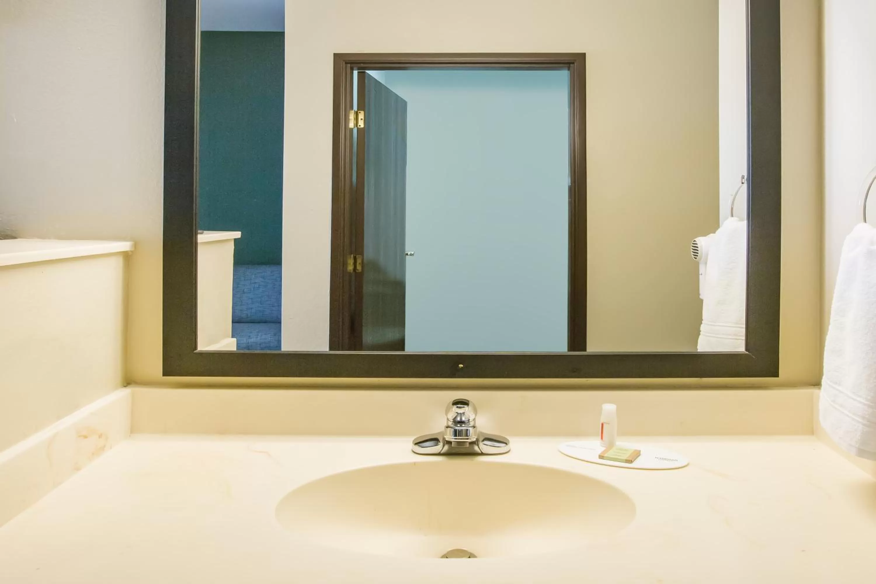 King Room with Bath Tub - Mobility/Hearing Accessible - Non-Smoking in Super 8 by Wyndham Port Arthur/Nederland Area