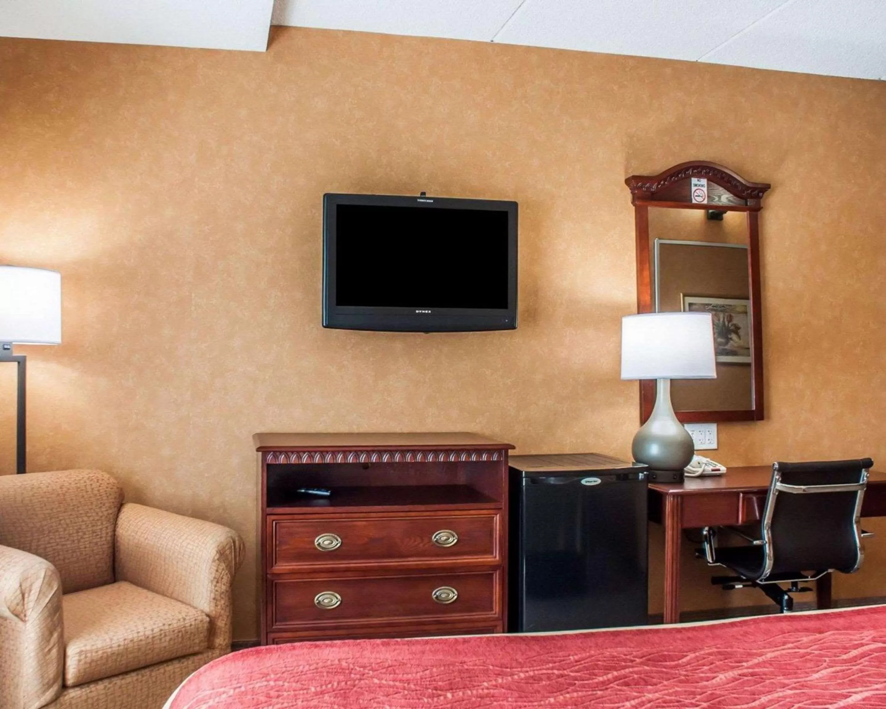 King Room - Accessible/Non-Smoking in Quality Inn Near Walden Galleria Mall