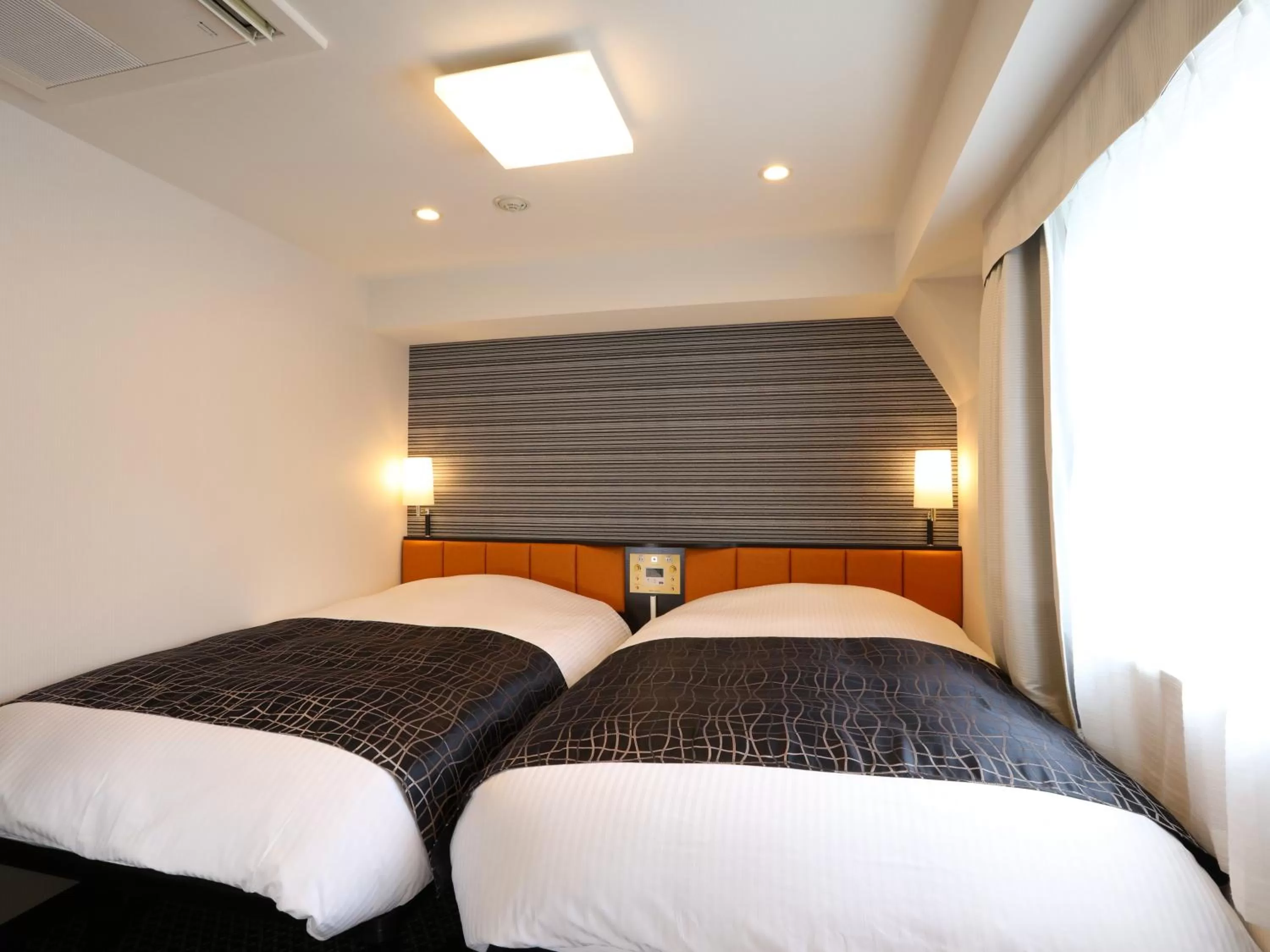 Twin Room - Non-Smoking in APA Hotel Shinjuku Kabukicho Chuo