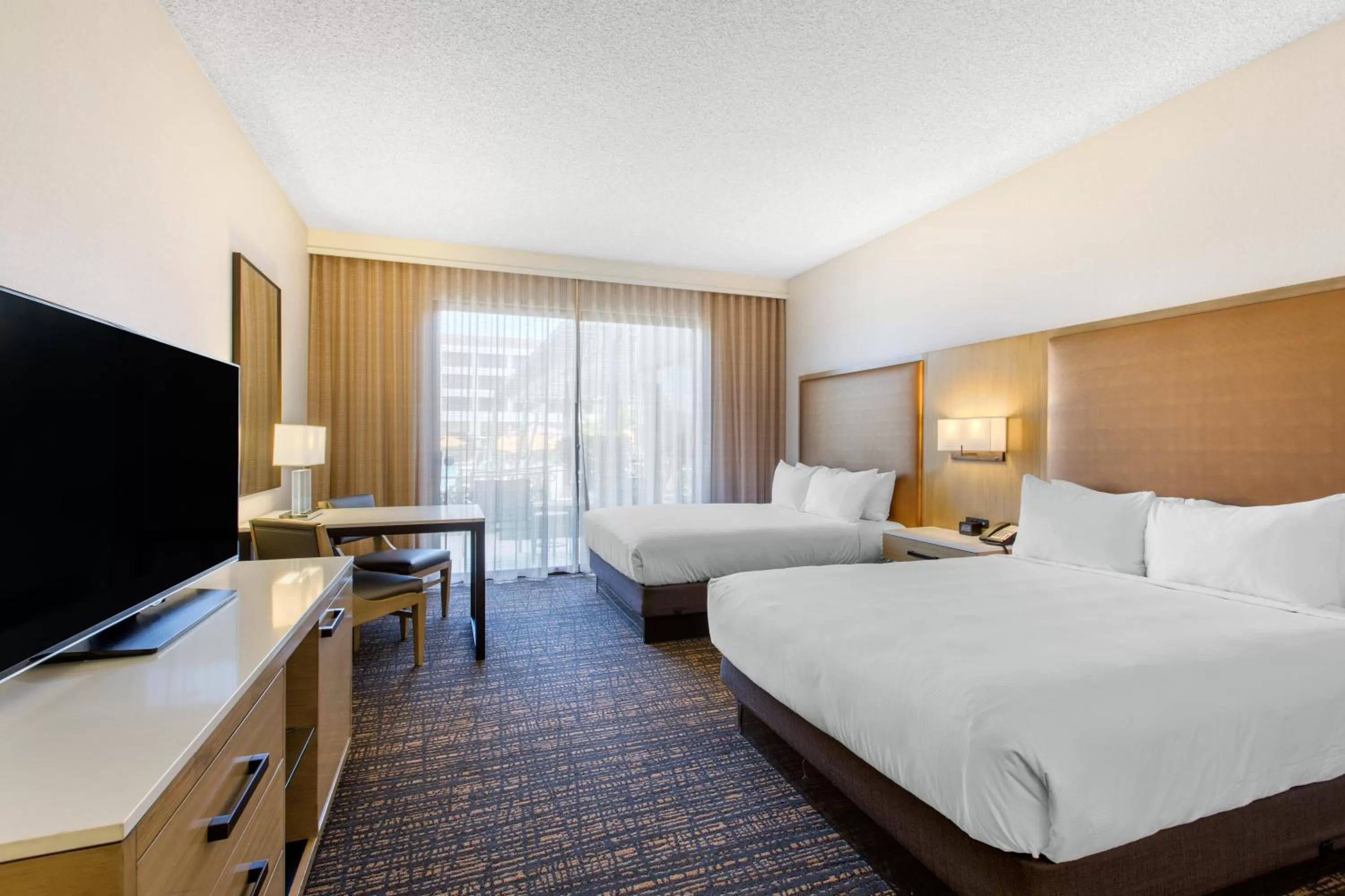 Queen Room with Two Queen Beds - Disability Access in DoubleTree by Hilton Golf Resort Palm Springs