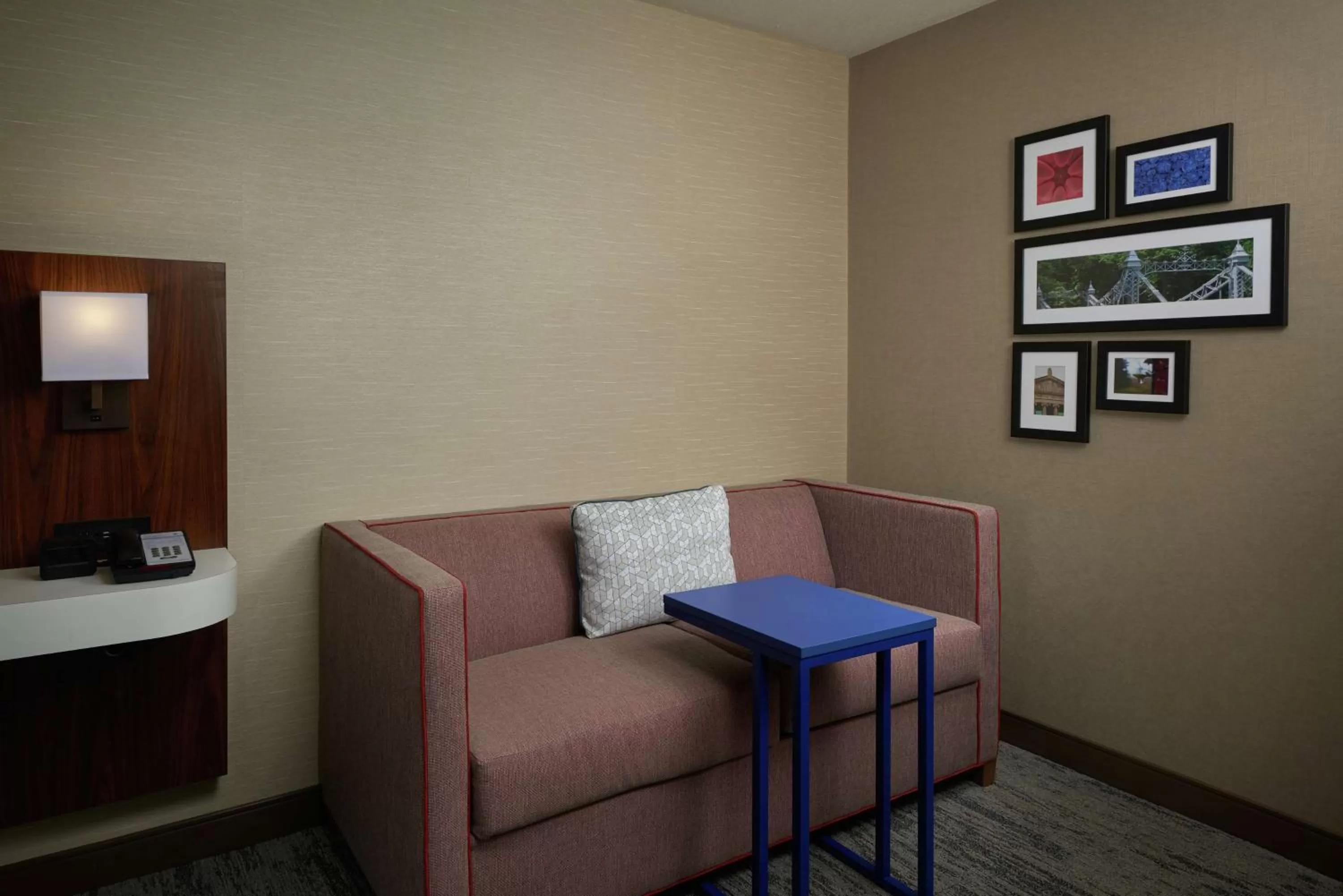 King Room with Sofa Bed - Hearing Accessible/Non-Smoking in Hampton Inn by Hilton Youngstown-West I-80