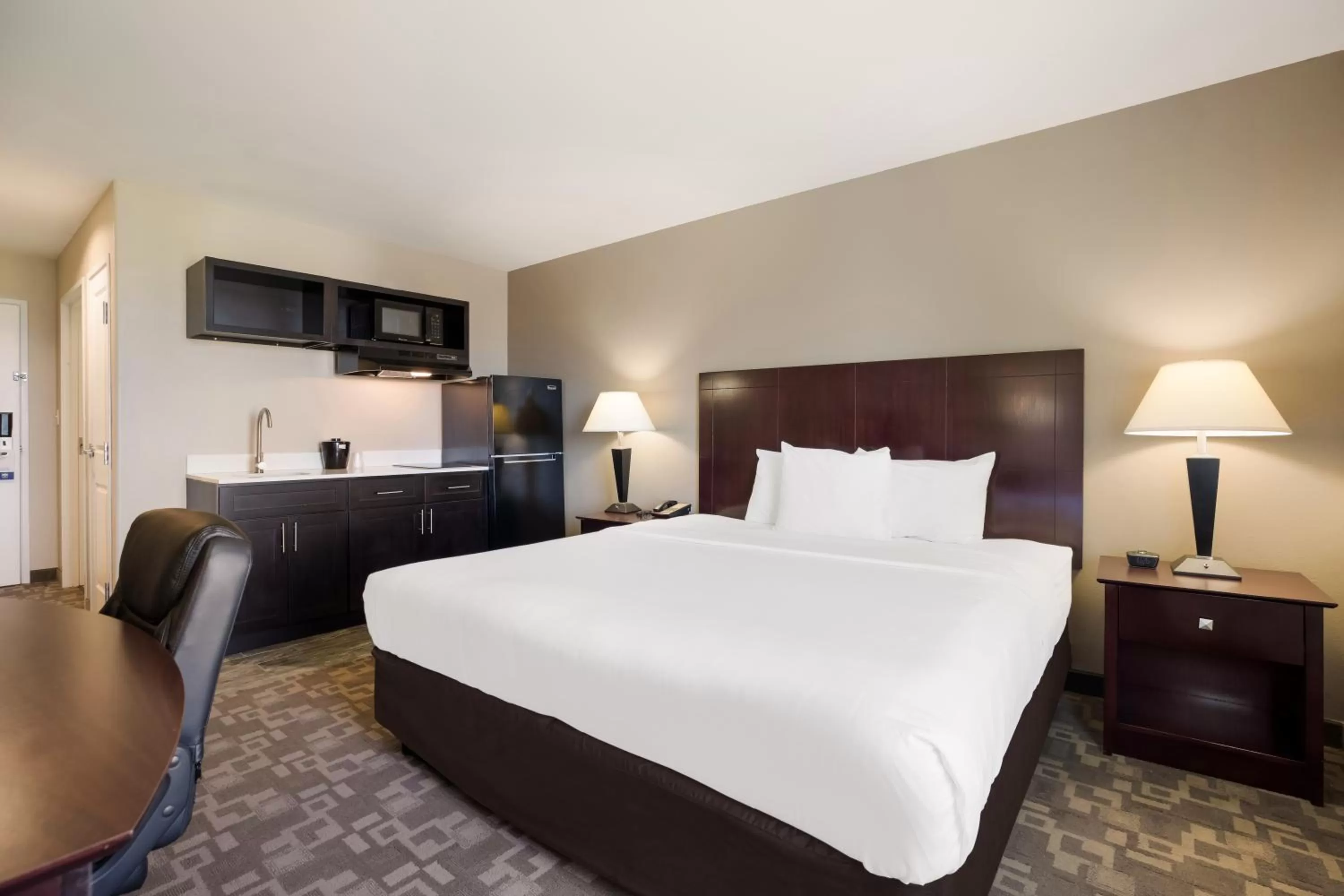 1 King Bed, Nonsmoking, Kitchenette in Suburban Studios Berwick - Morgan City