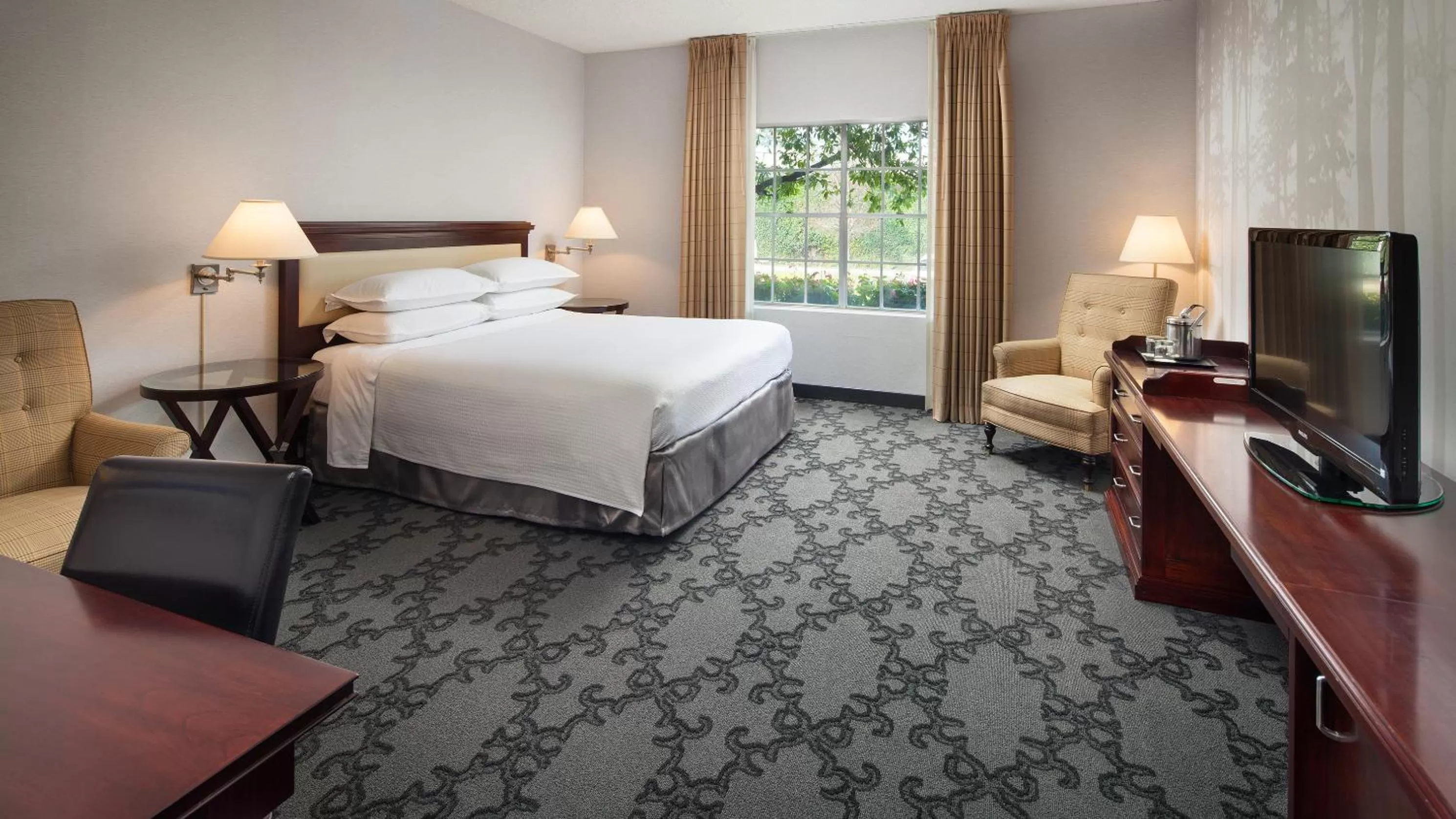 Accessible King Room with King Bed in Anaheim Majestic Garden Hotel