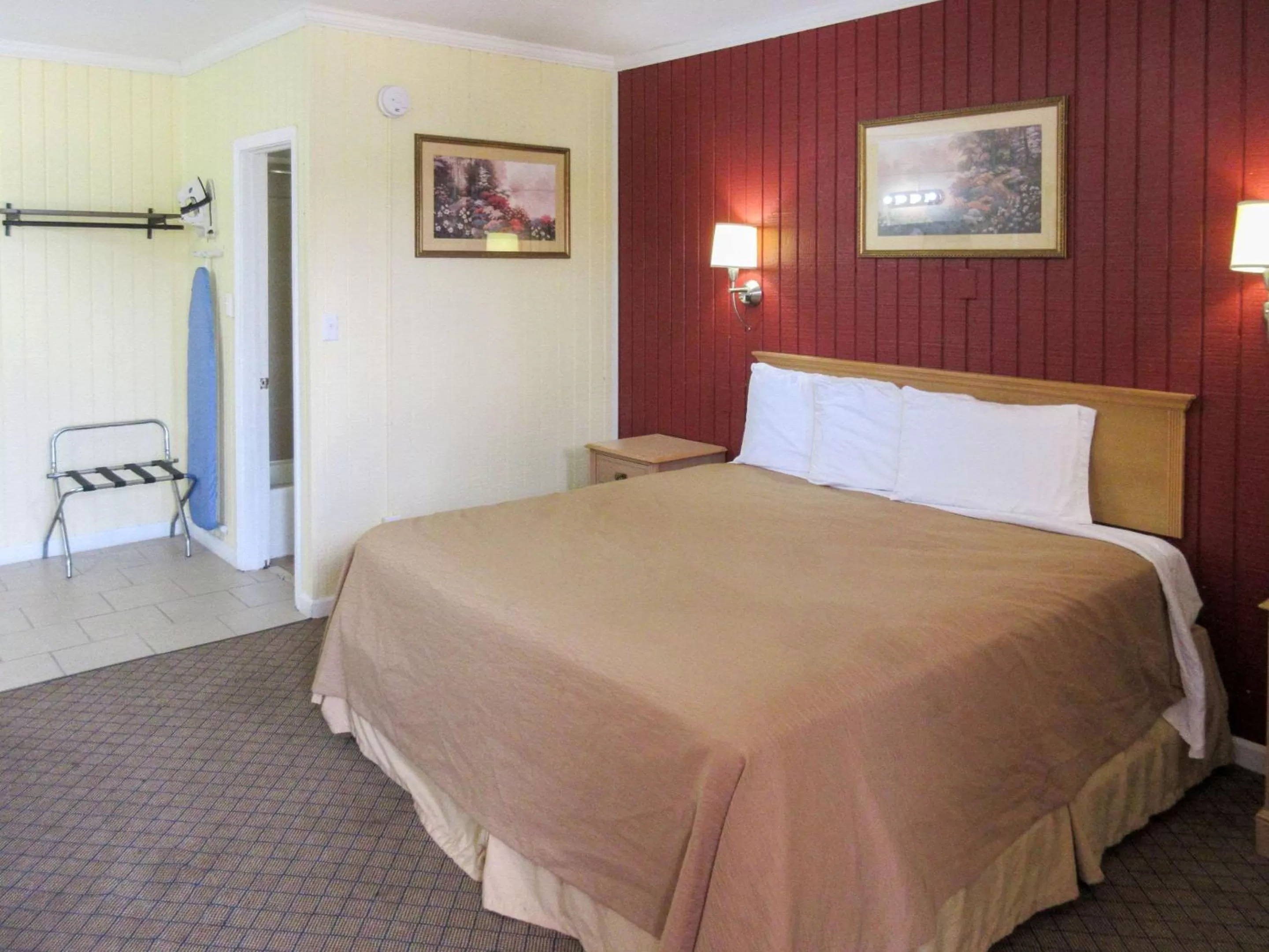 King Room - Smoking  in Rodeway Inn Kansas City Downtown Area