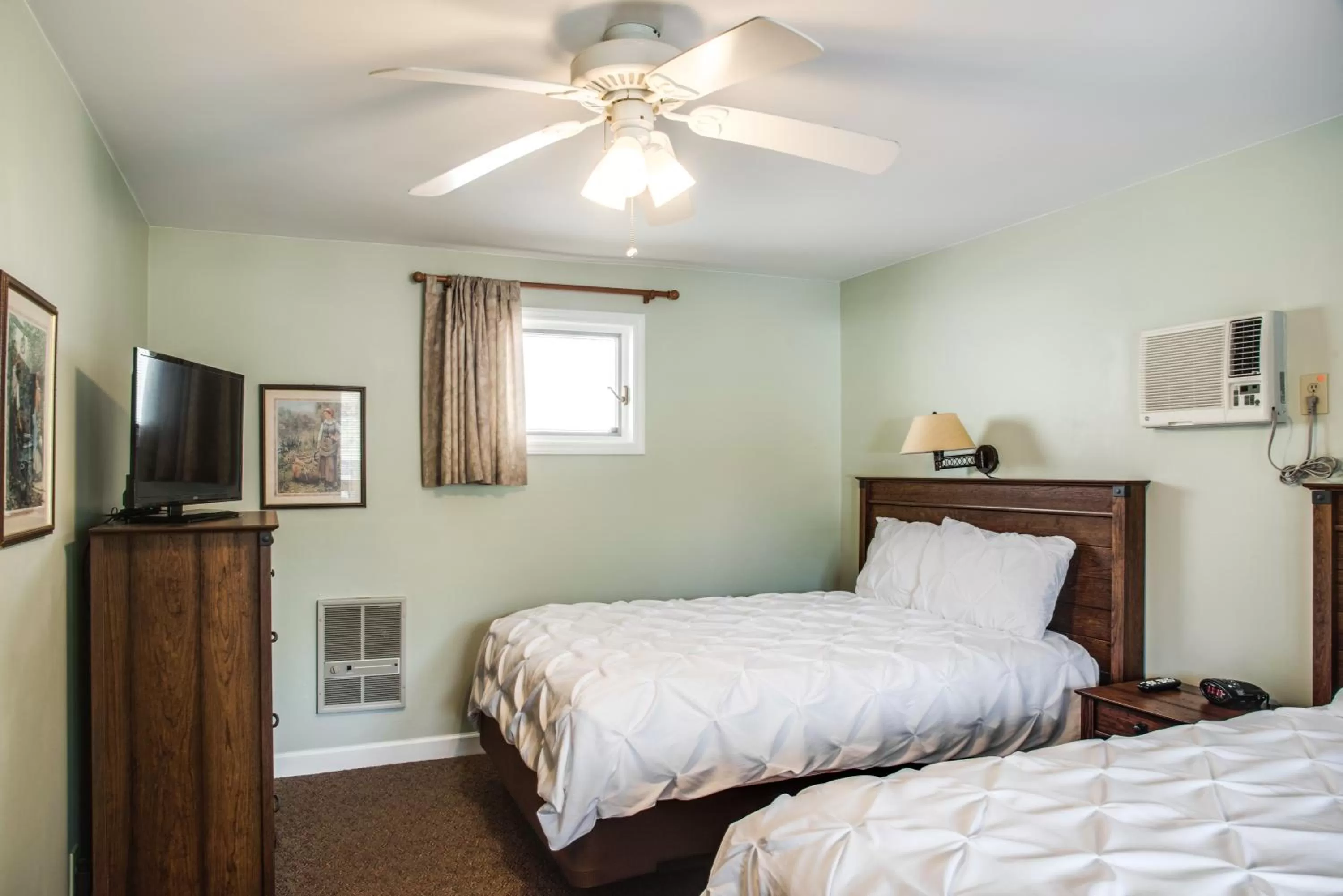 Queen Room with Two Queen Beds in Boxwood Lodge Blowing Rock near Boone-University