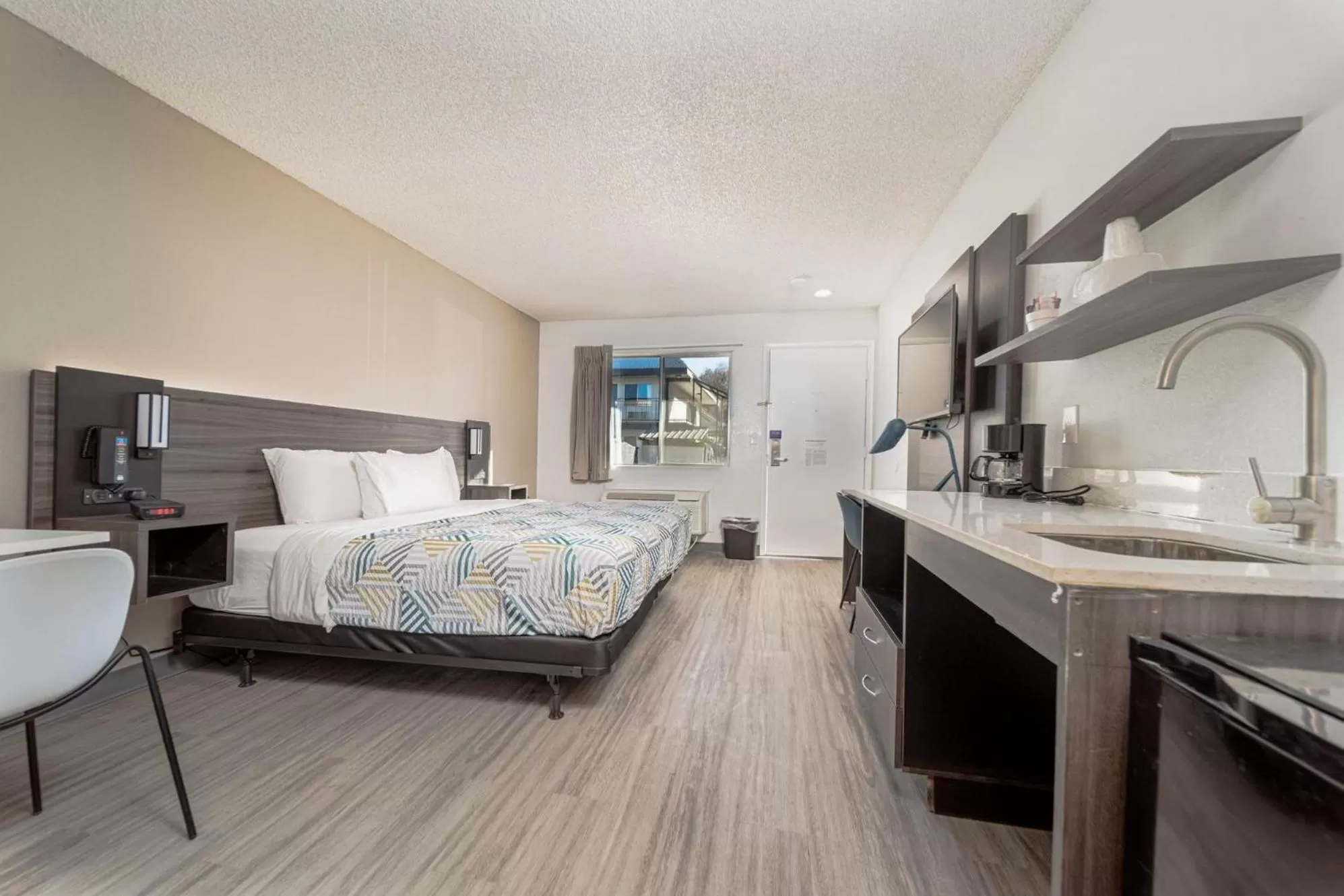 King Room with Roll-in Shower - Disability Access - Non-Smoking in Studio 6 Grand Junction, CO