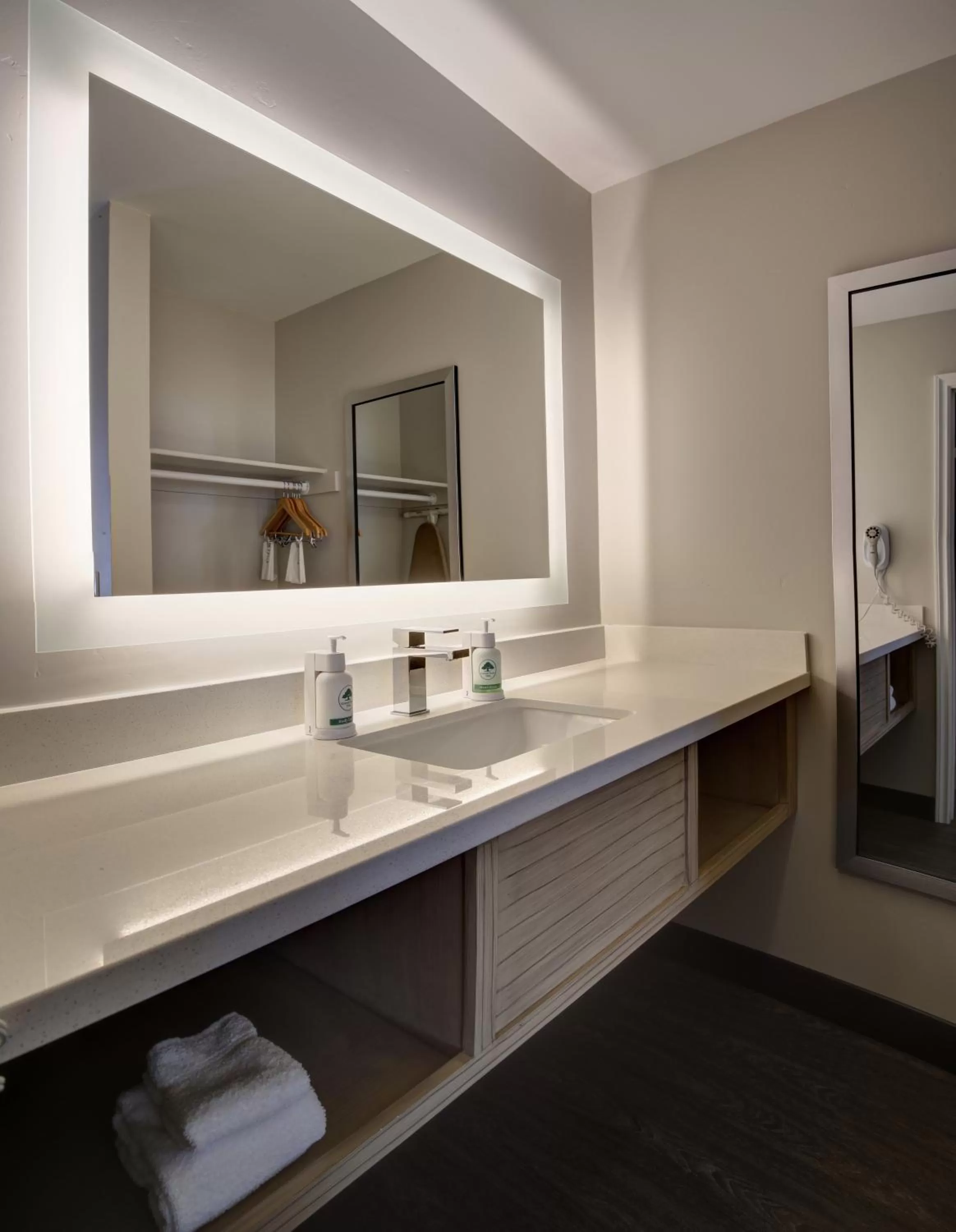 Deluxe Queen Room in GreenTree Inn Flagstaff