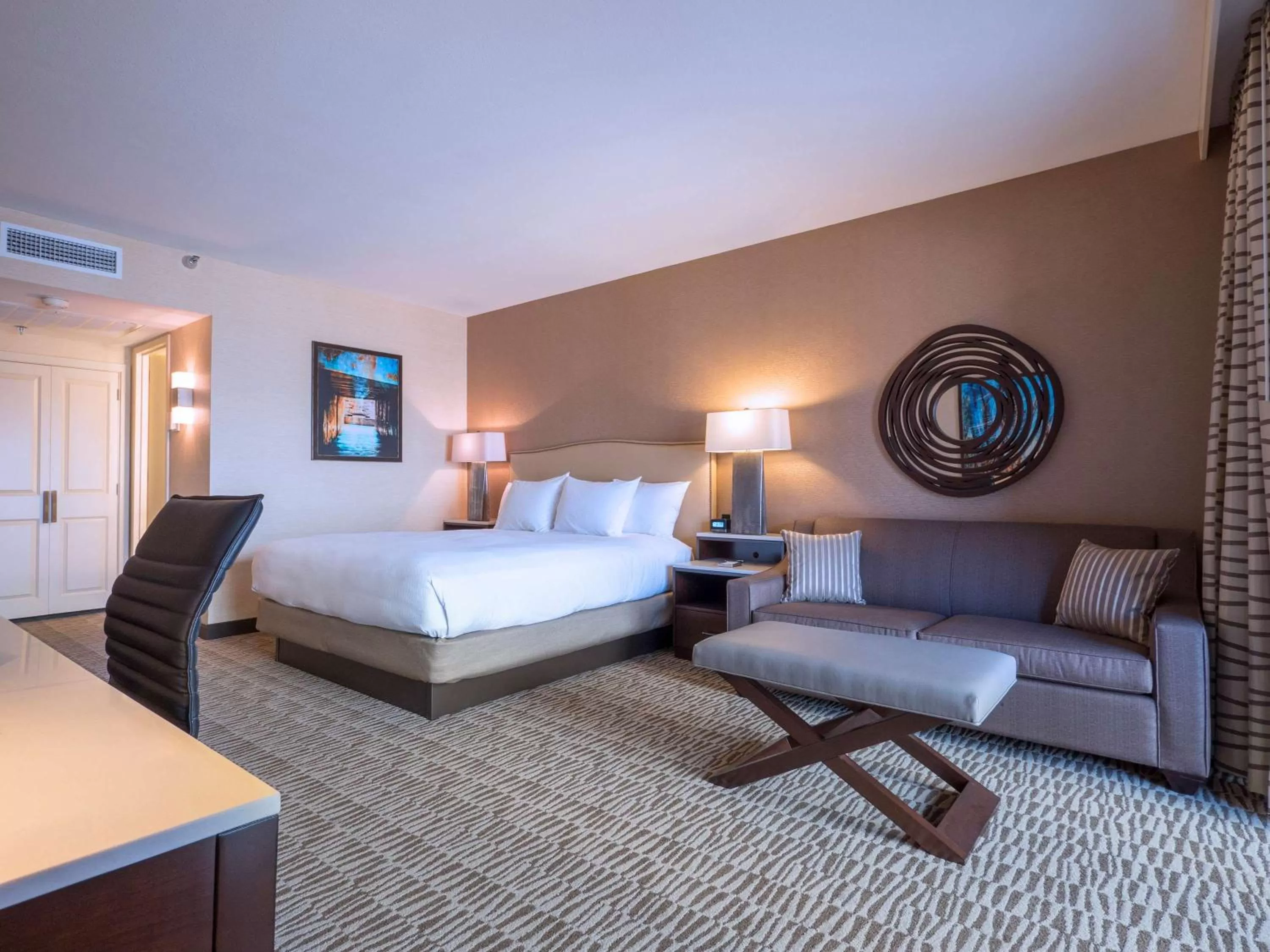 Deluxe King Room in Hilton Phoenix Airport