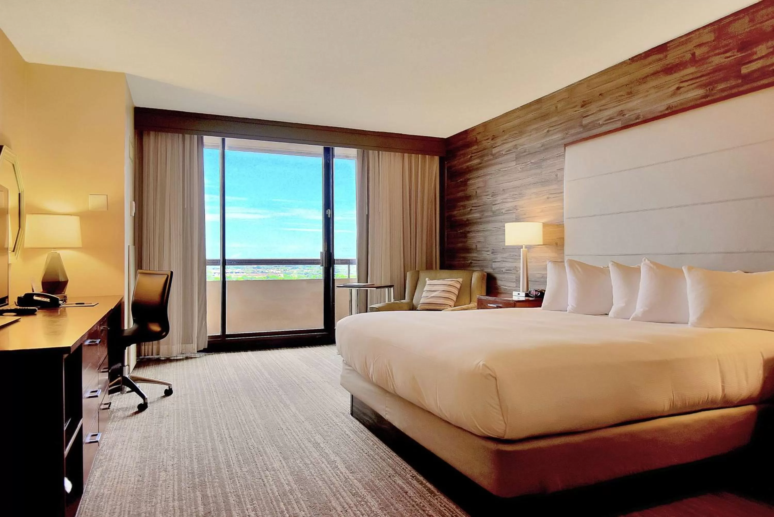 Deluxe King Room with Balcony in DoubleTree by Hilton Hotel & Suites Houston by the Galleria