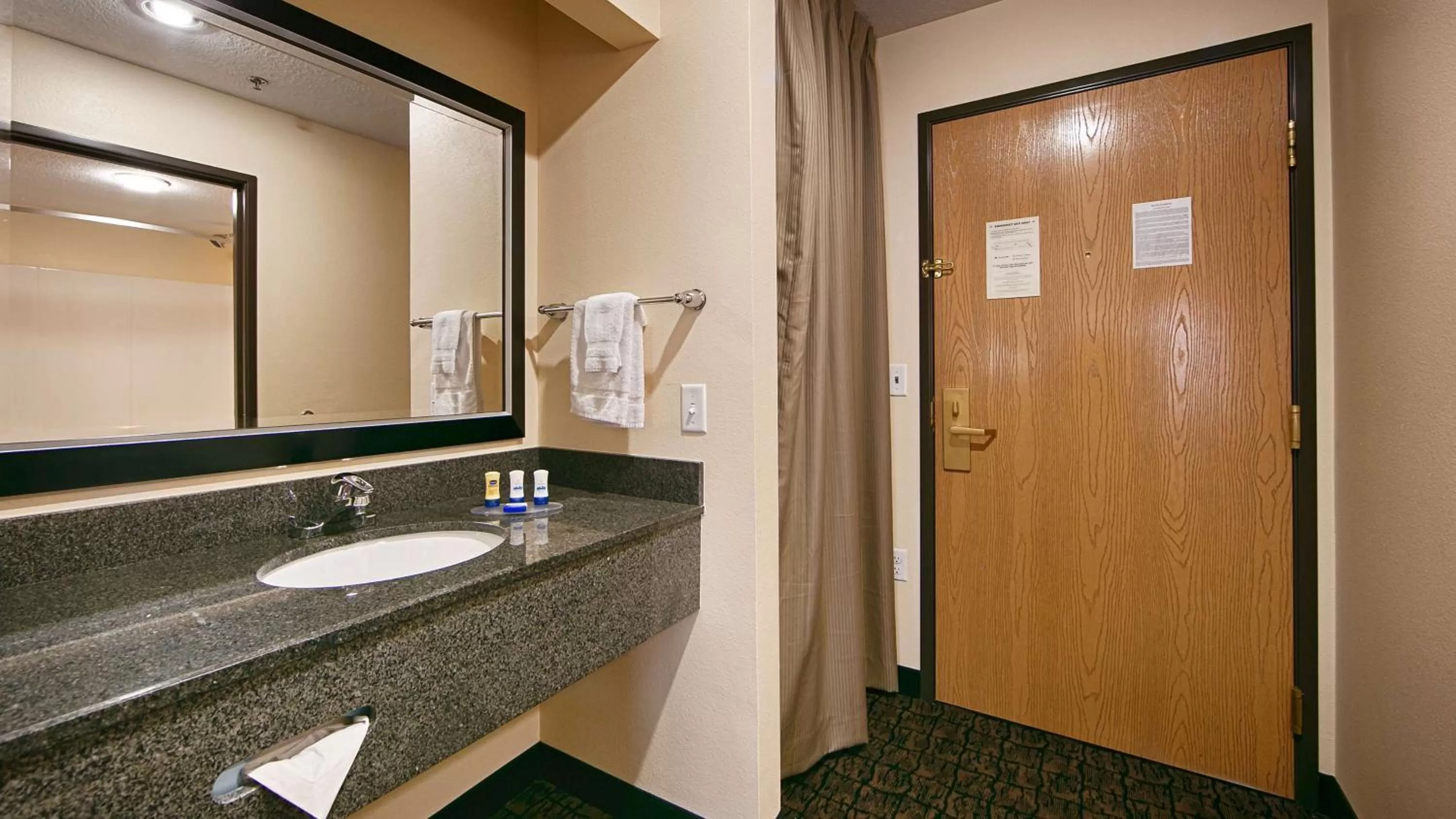 King Suite with Whirlpool - Non-smoking in Best Western Plus - Wendover Inn