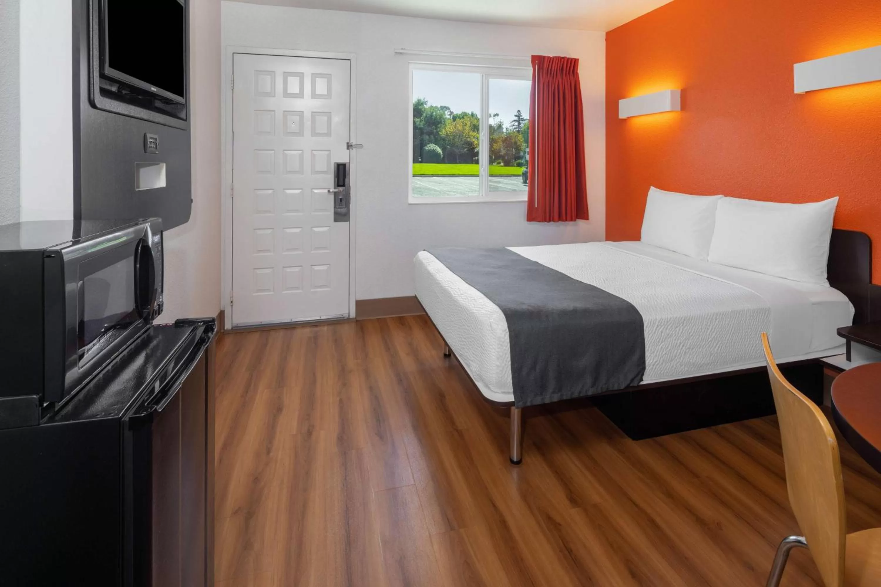 Deluxe Queen Room - single occupancy in Motel 6-Carpinteria, CA - Santa Barbara - South