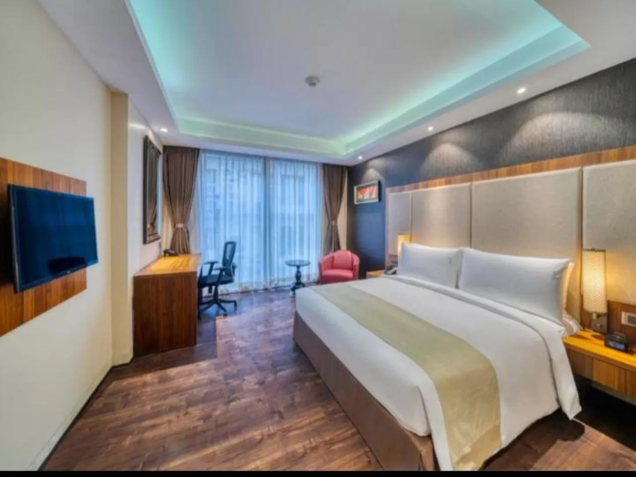 Standard King Room - Smoking in Holiday Inn Kolkata Airport by IHG