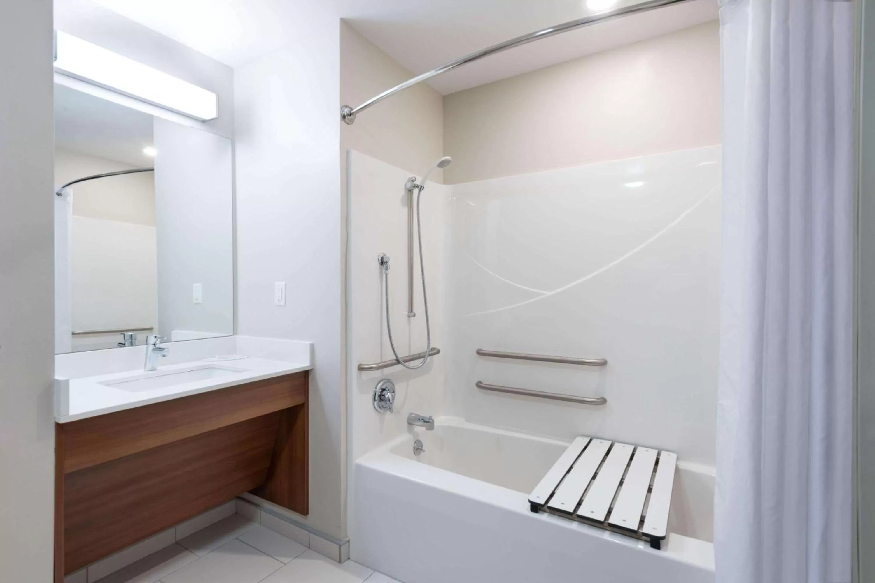 Deluxe Queen Room - Disability Access/Non-Smoking in Microtel Inn & Suites Windham