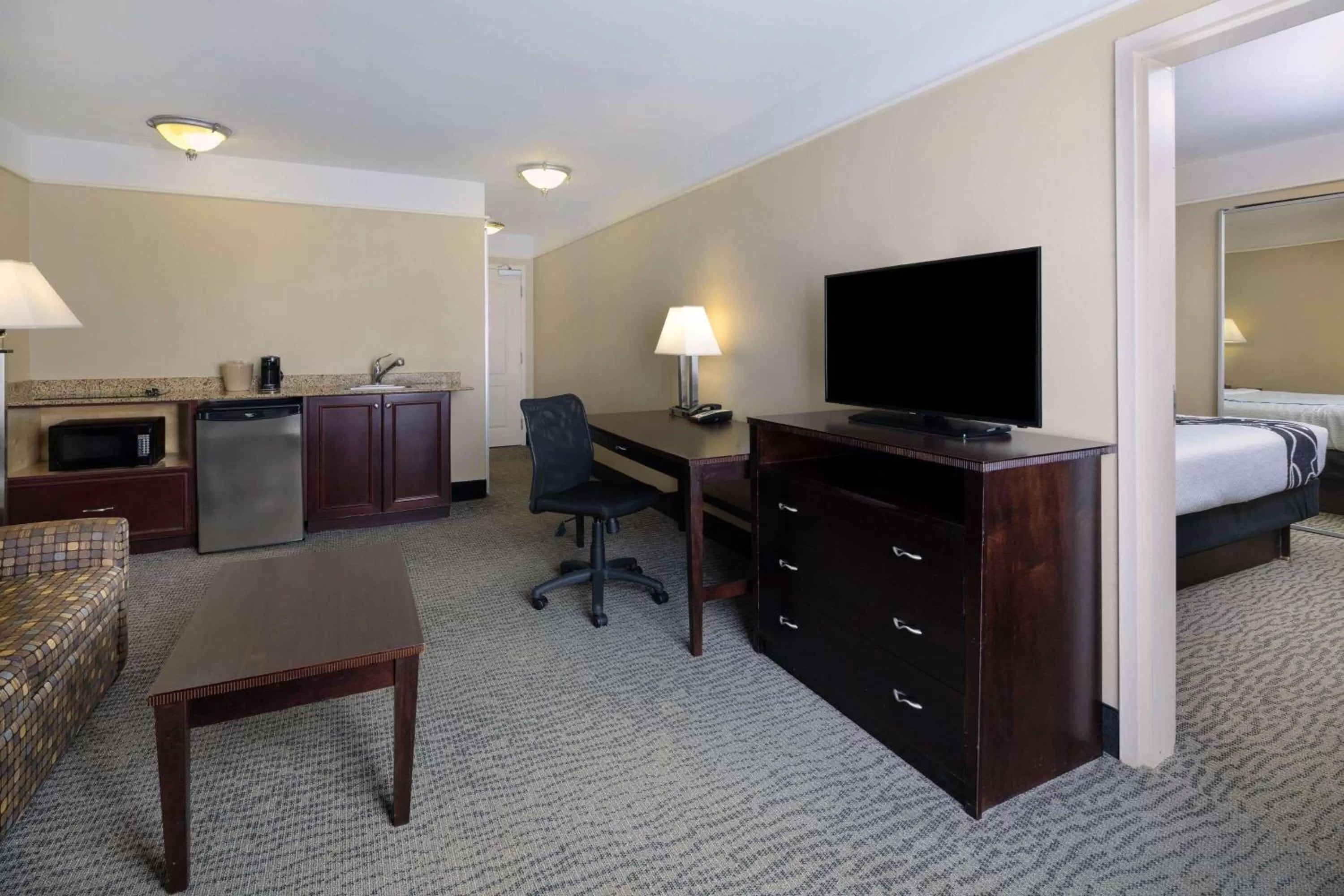One-Bedroom King Suite - Non-Smoking in La Quinta by Wyndham Savannah Airport - Pooler