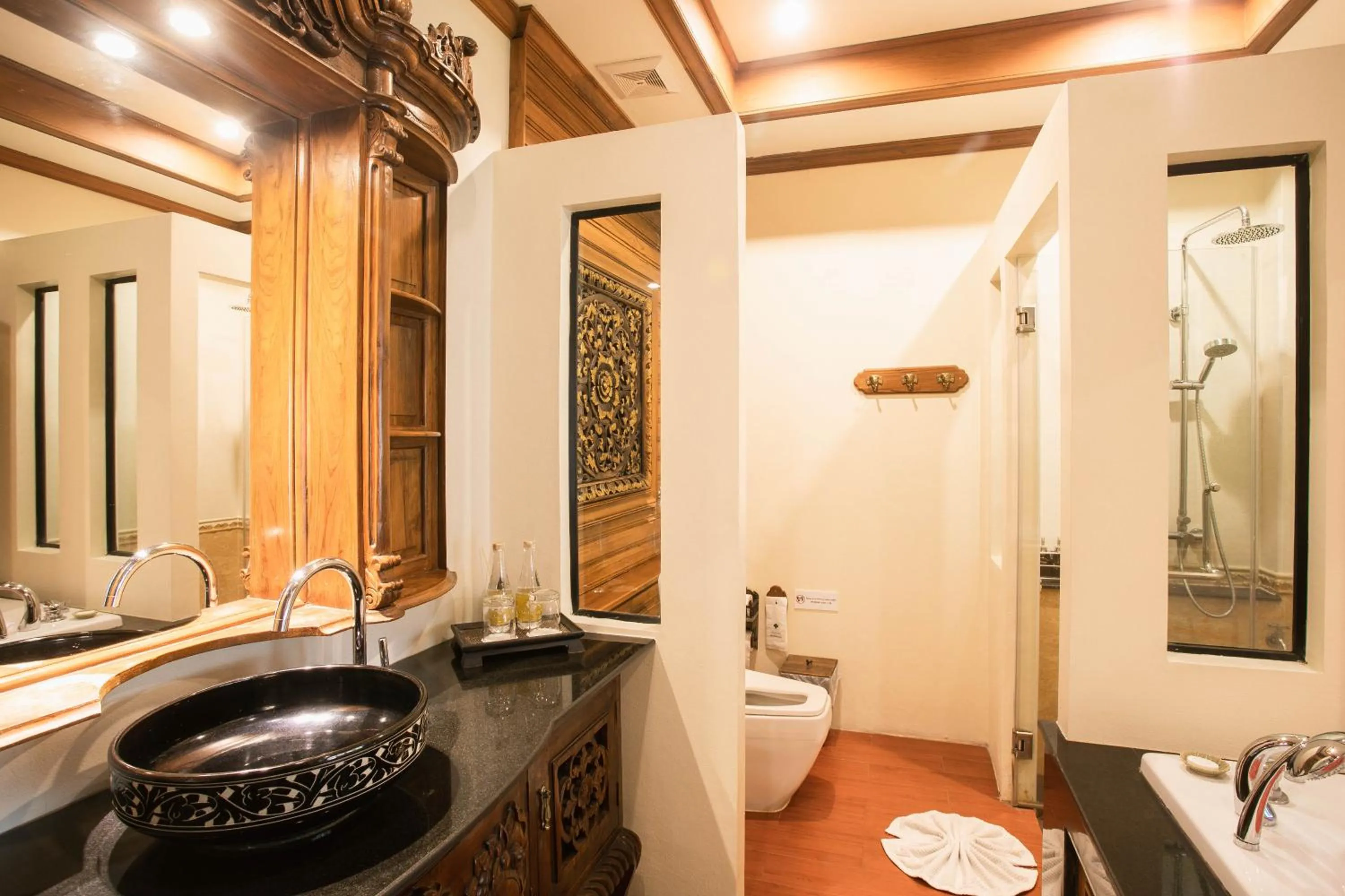 Luxury King Bed with Spa bathtub and Private Balcony in Pingviman Hotel