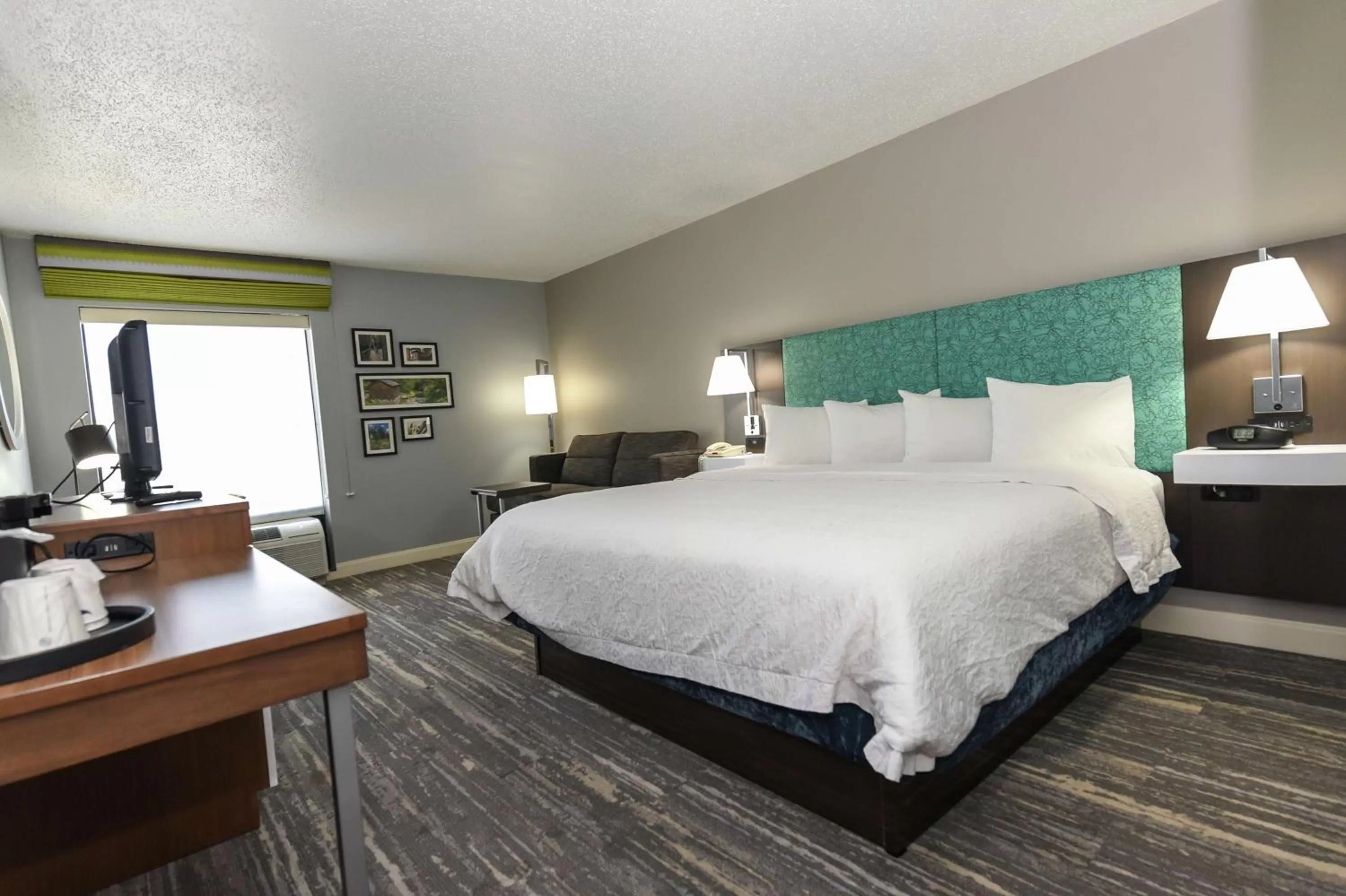 King Room with Sofa Bed and Study - Non-Smoking in Hampton Inn Youngstown-North