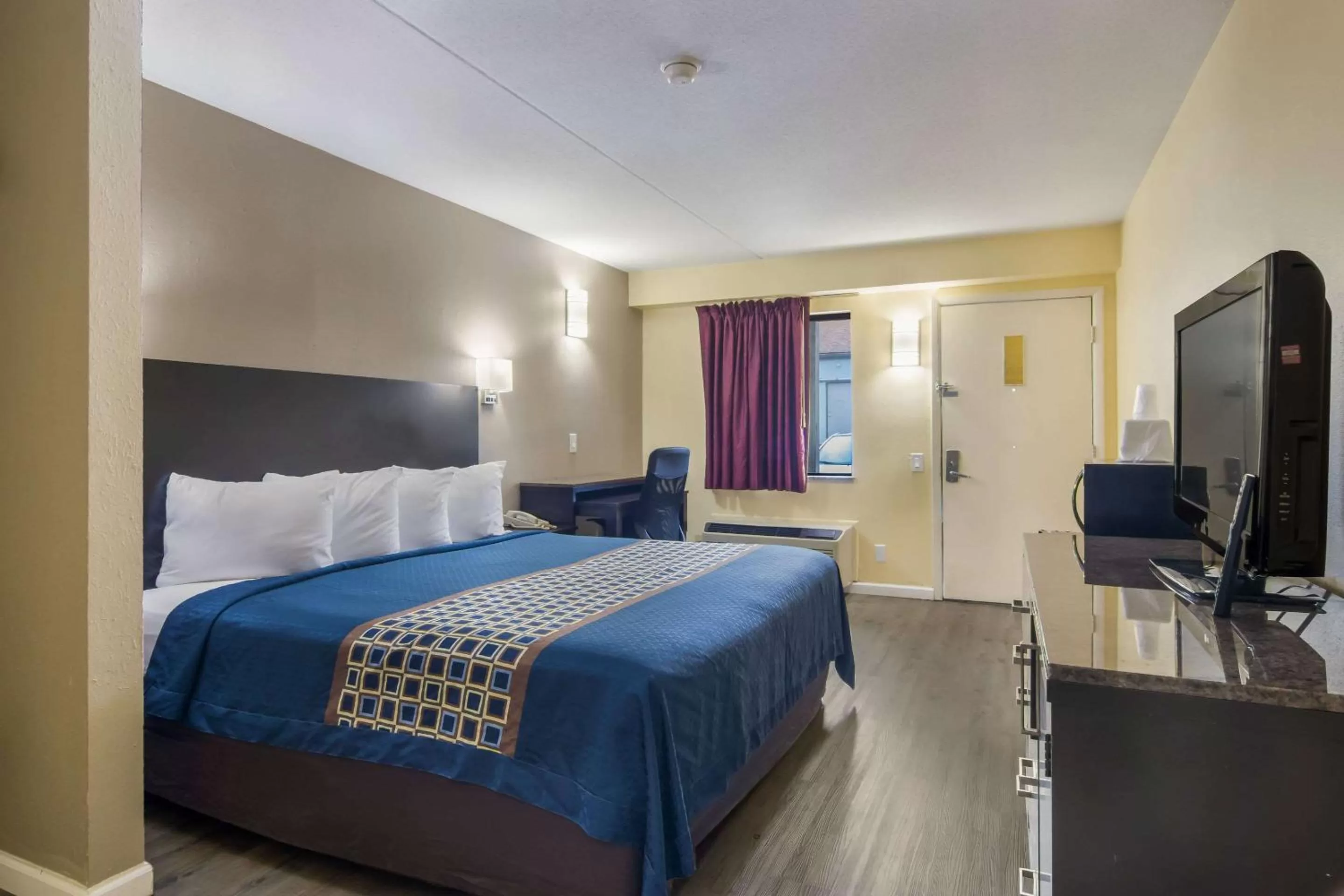 King Room - Smoking  in Rodeway Inn & Suites Monroeville-Pittsburgh