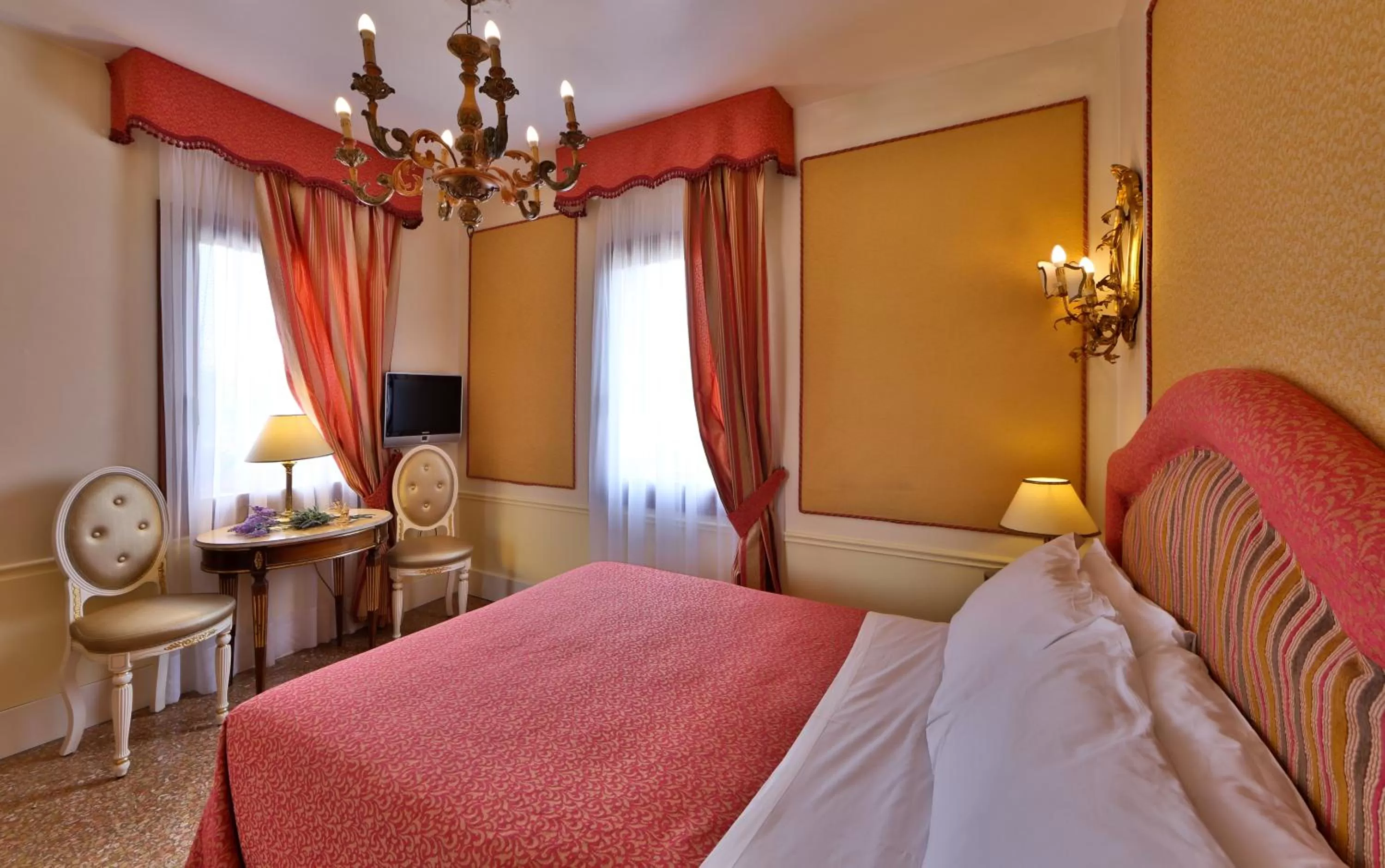 Classic Small Double Room with Canal View in Hotel Arlecchino