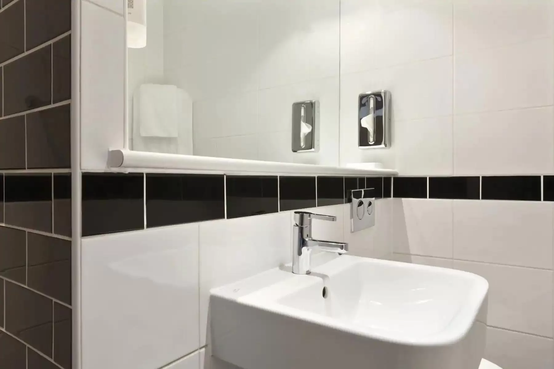 Double Room - Disability Access in Days Inn Corley NEC - M6