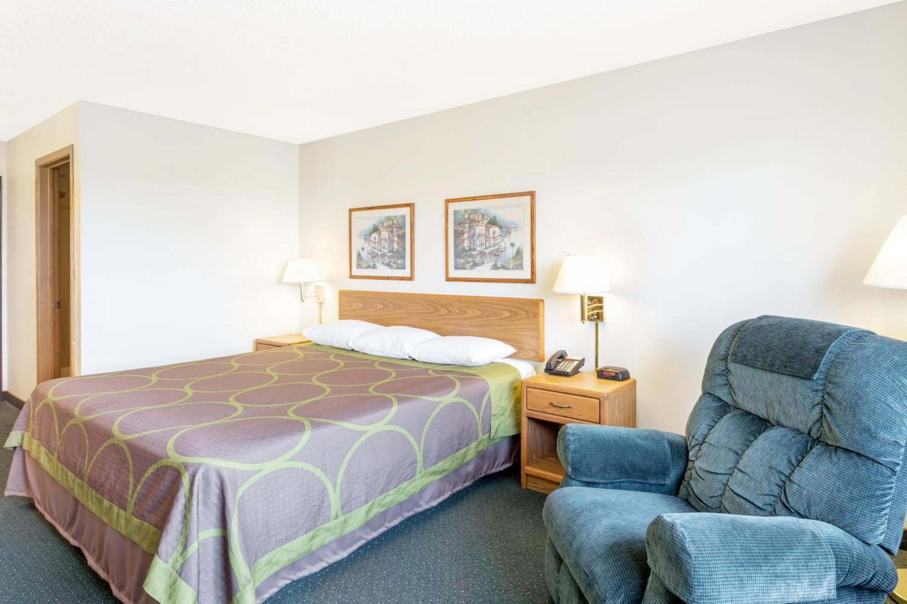 King Room - Non-Smoking in Super 8 by Wyndham Dewitt