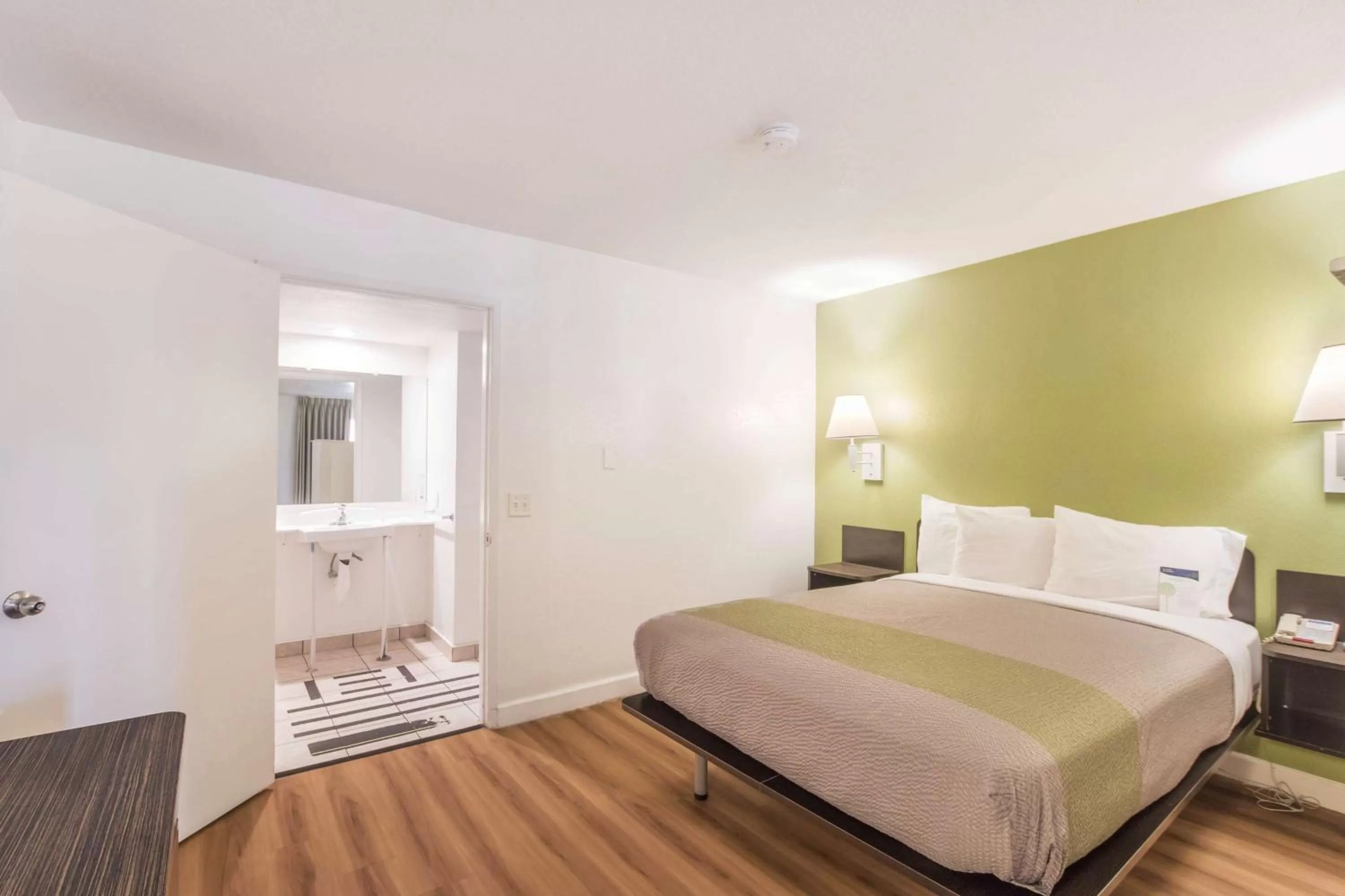 Queen Room - single occupancy - Disability Access - Roll in Shower in Motel 6 Hemet