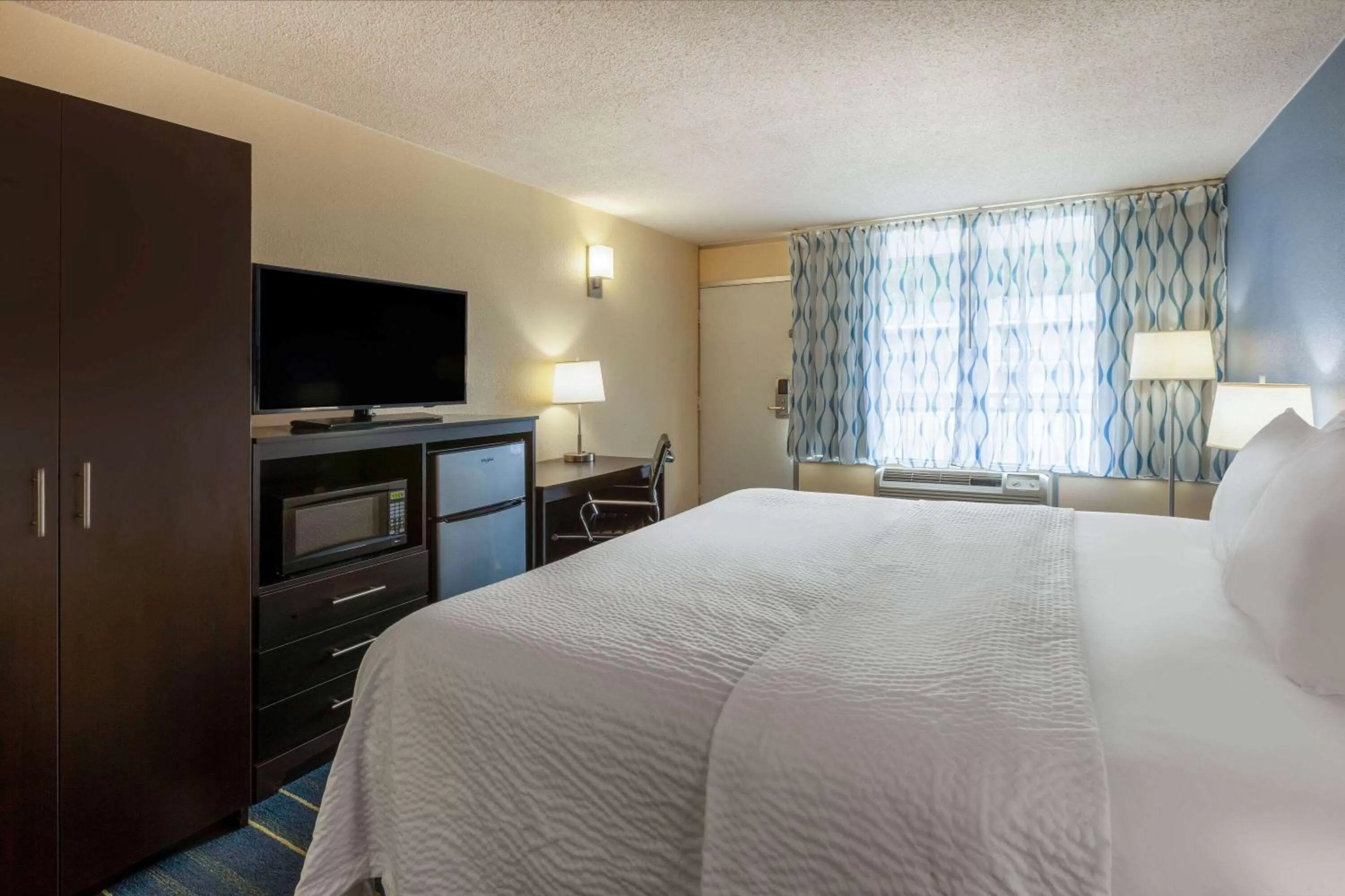 King Room with Roll-In Shower - Mobility Access/Non-Smoking in Days Inn by Wyndham Charles Town