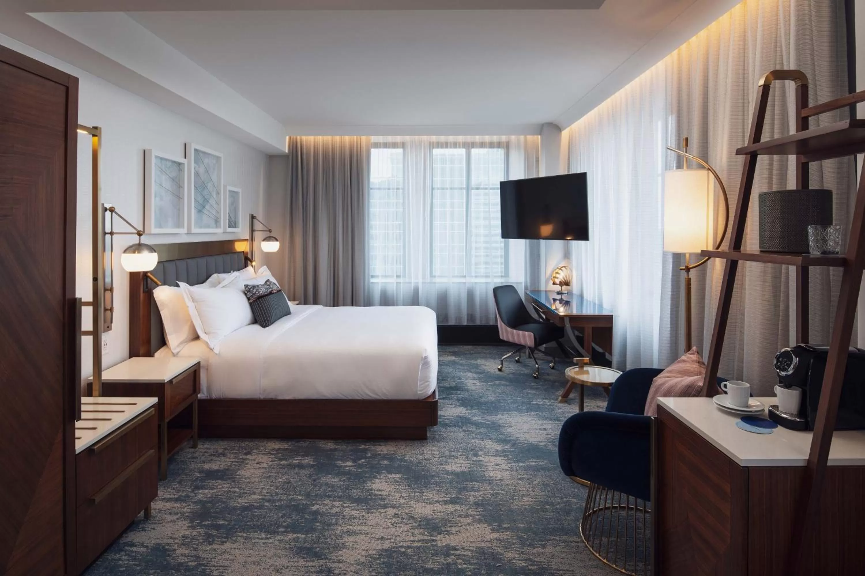 Corner King with CIty View in Rand Tower Hotel, Minneapolis, a Tribute Portfolio Hotel