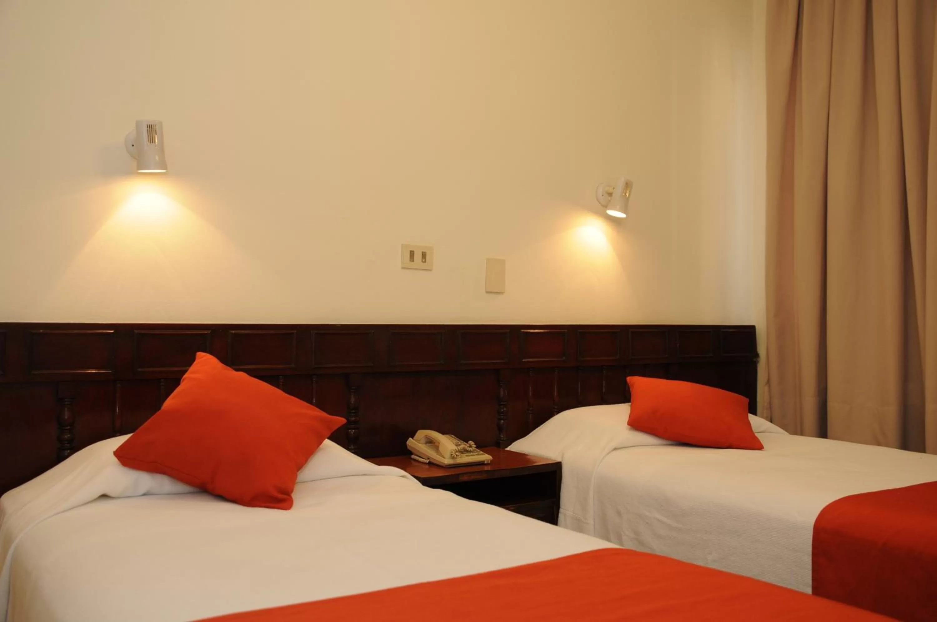 Standard Twin Room in Hotel California