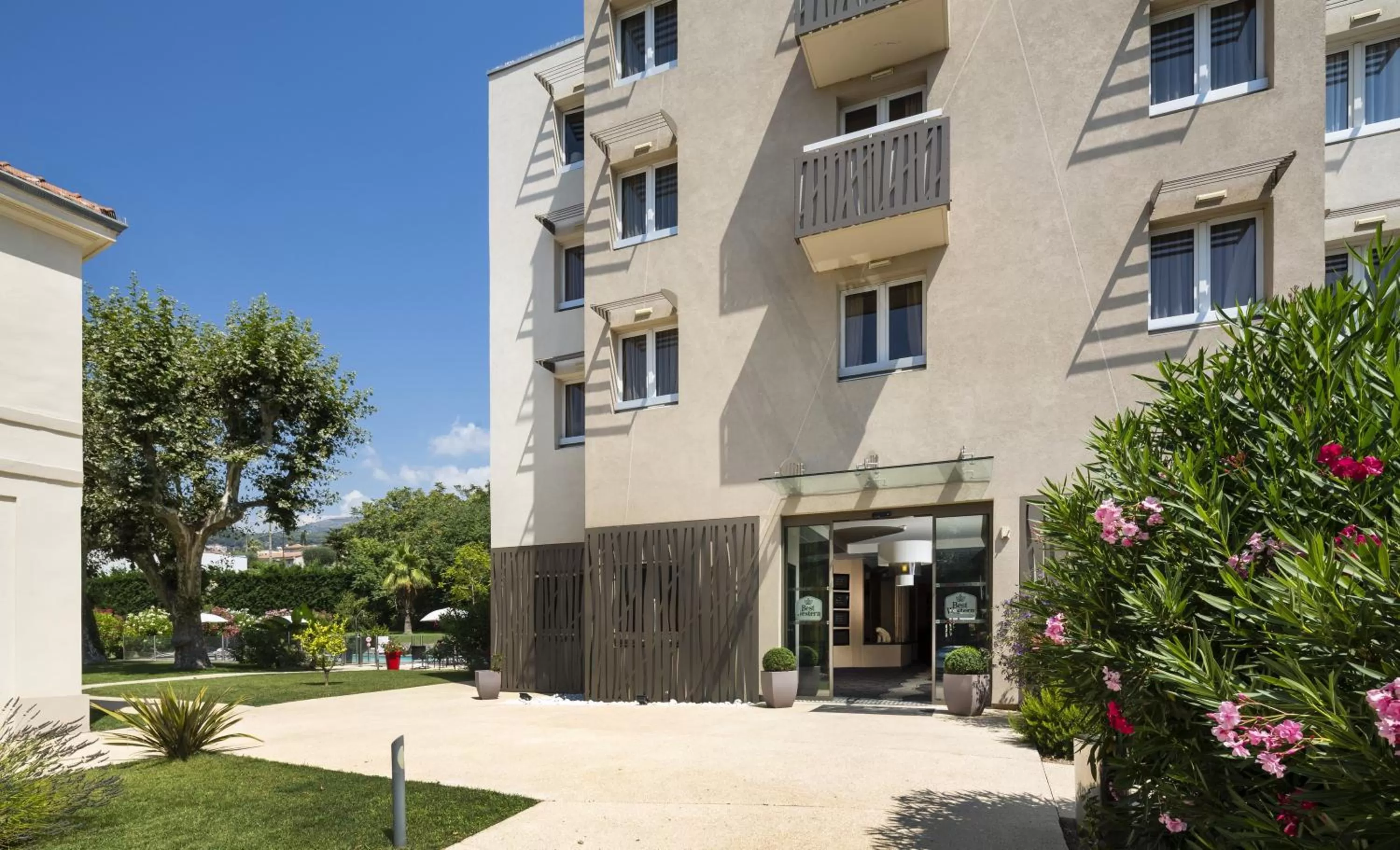 Facade/entrance in Best Western PLUS Elixir Grasse