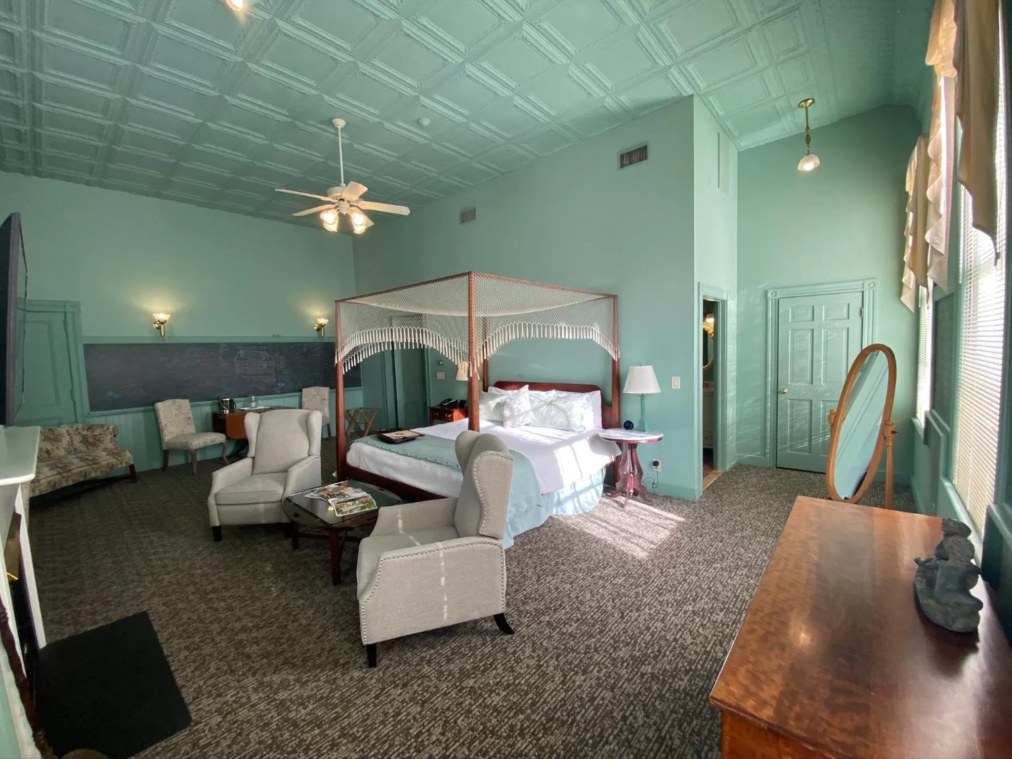 Deluxe King Suite in Chambery Inn