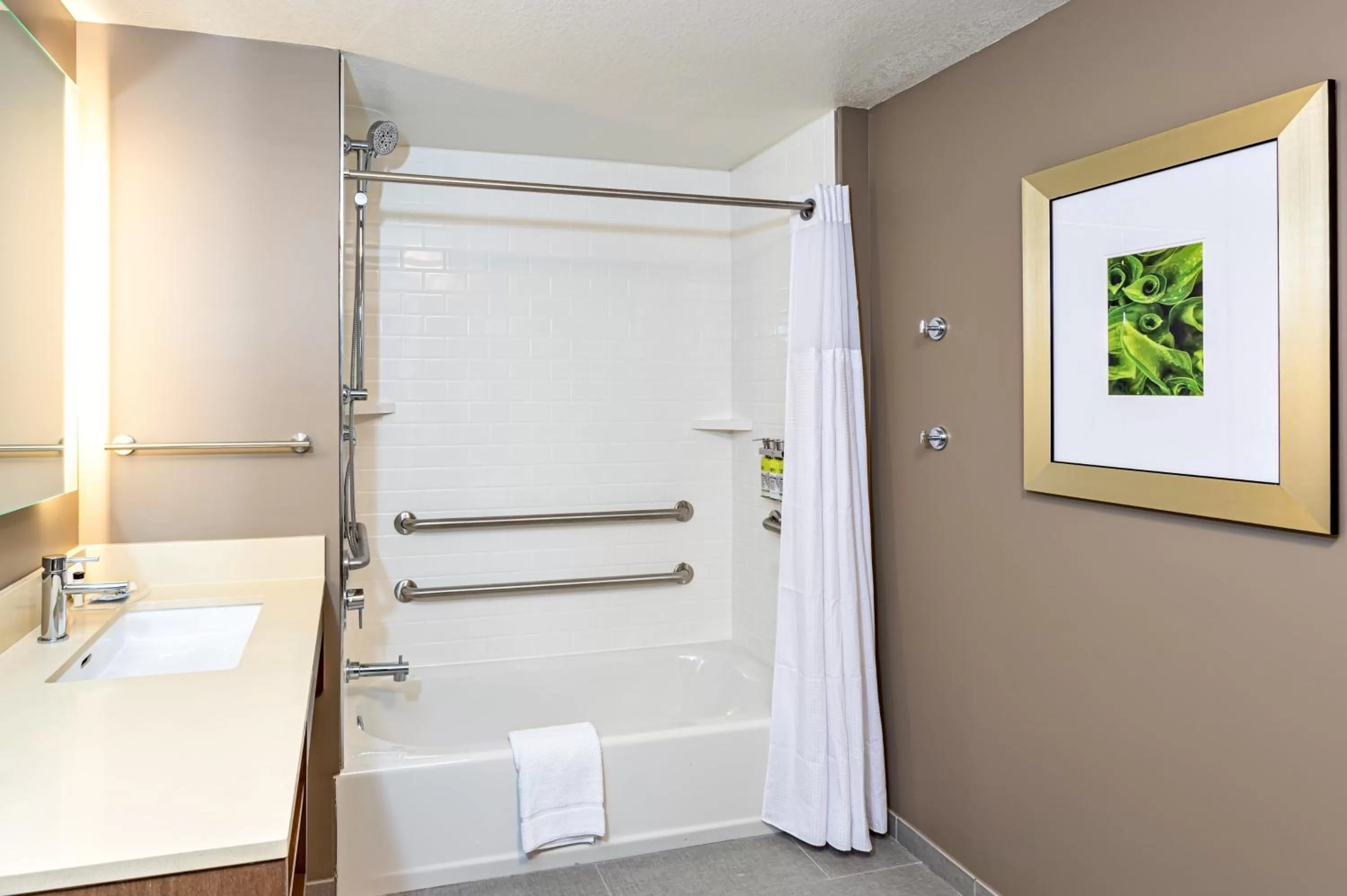 Studio Suite with Two Queen Beds and Hearing Mobility Accessible Tub in Staybridge Suites - Fort Lauderdale Airport - West by IHG