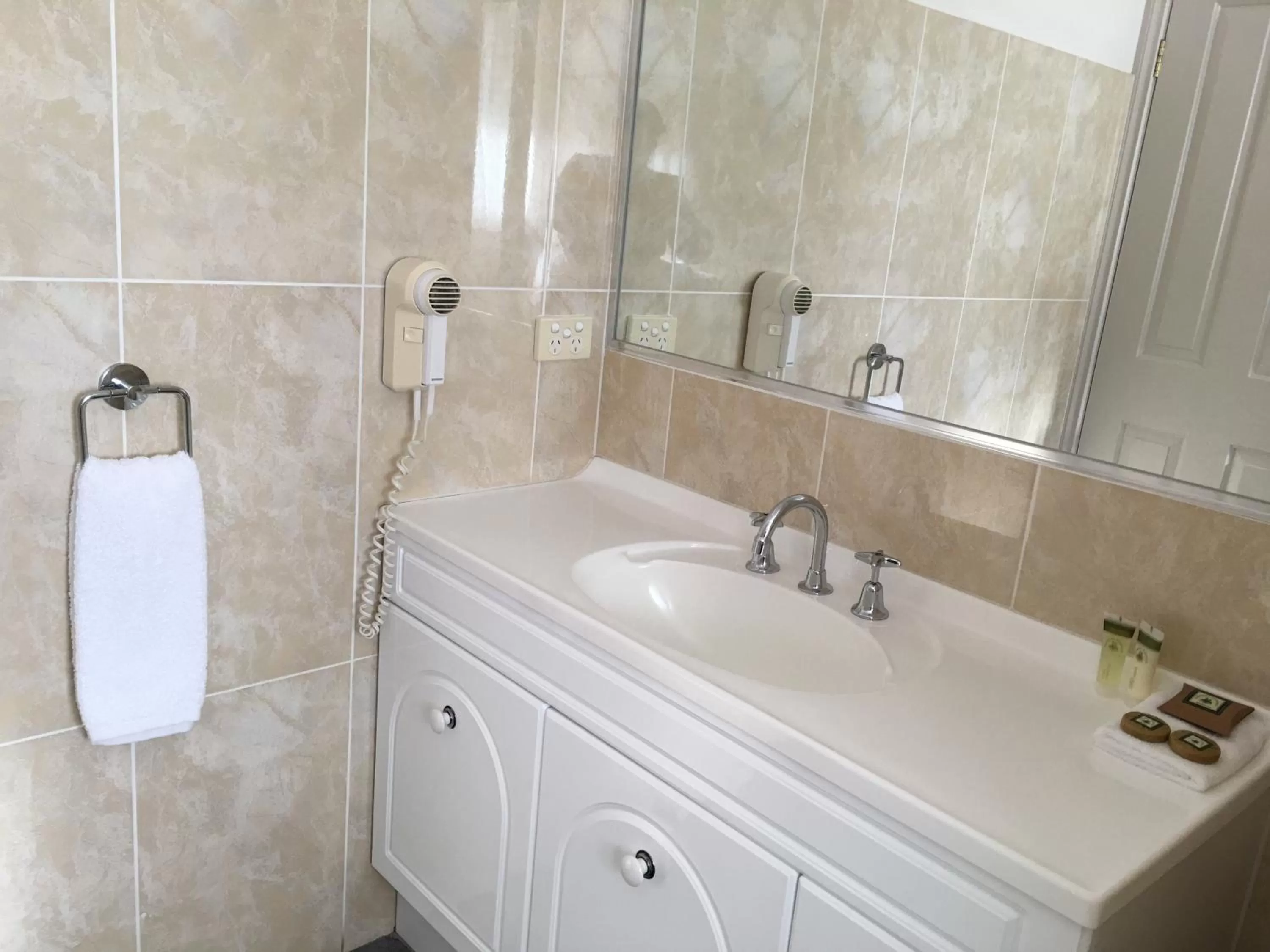 Twin Room in Tuckerbox Motor Inn