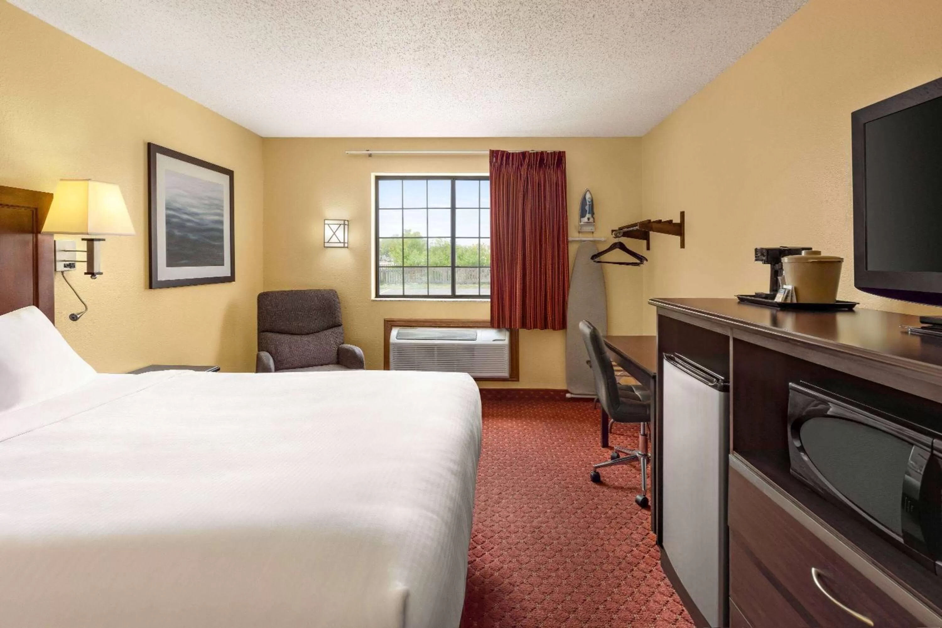 Queen Room - Non-Smoking in Baymont by Wyndham Cedar Rapids