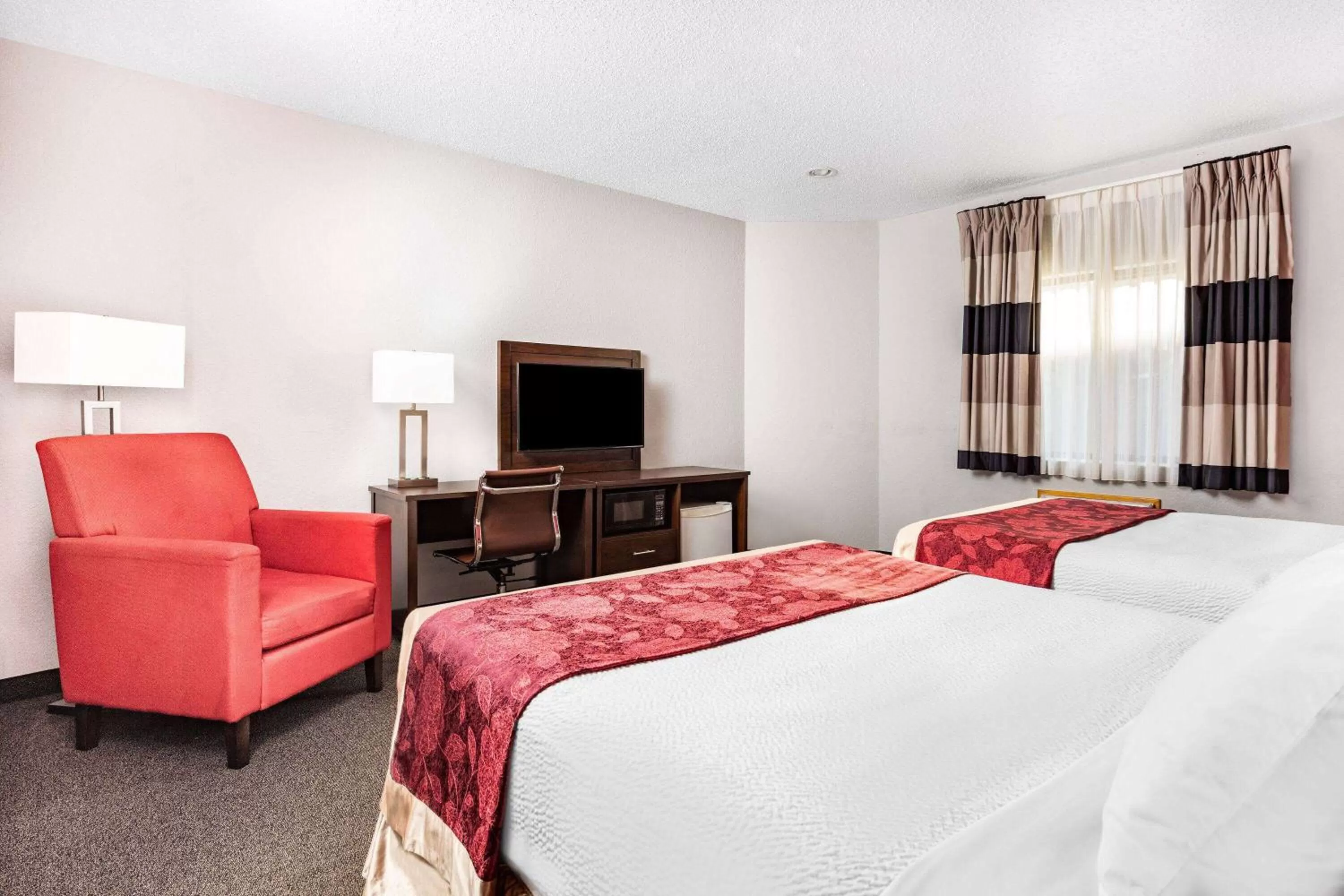 Queen Room with Two Queen Beds and Pool View - Non-Smoking in Ramada by Wyndham Keystone Near Mt Rushmore