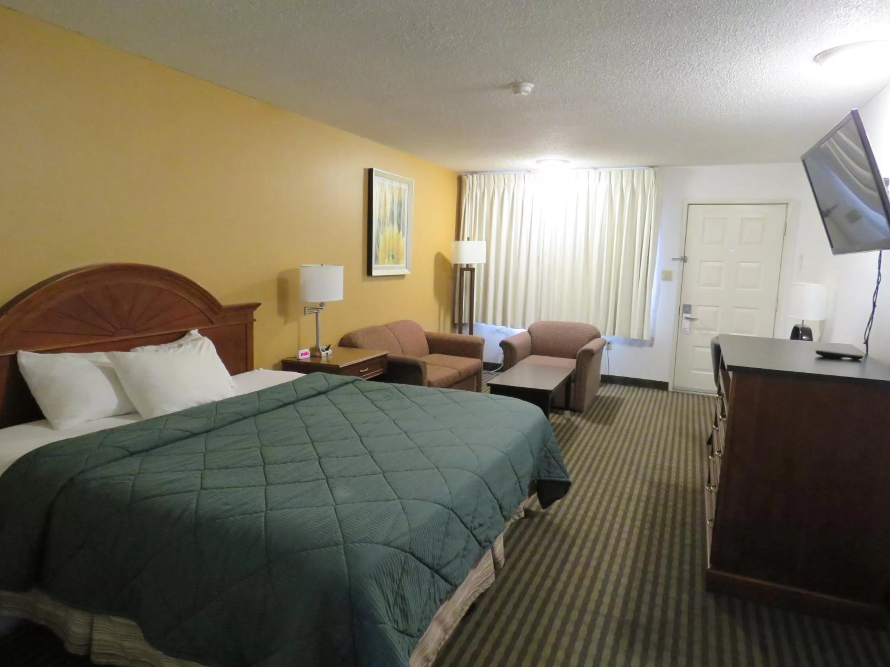 King Room - Non-Smoking in Thunderbird Motel