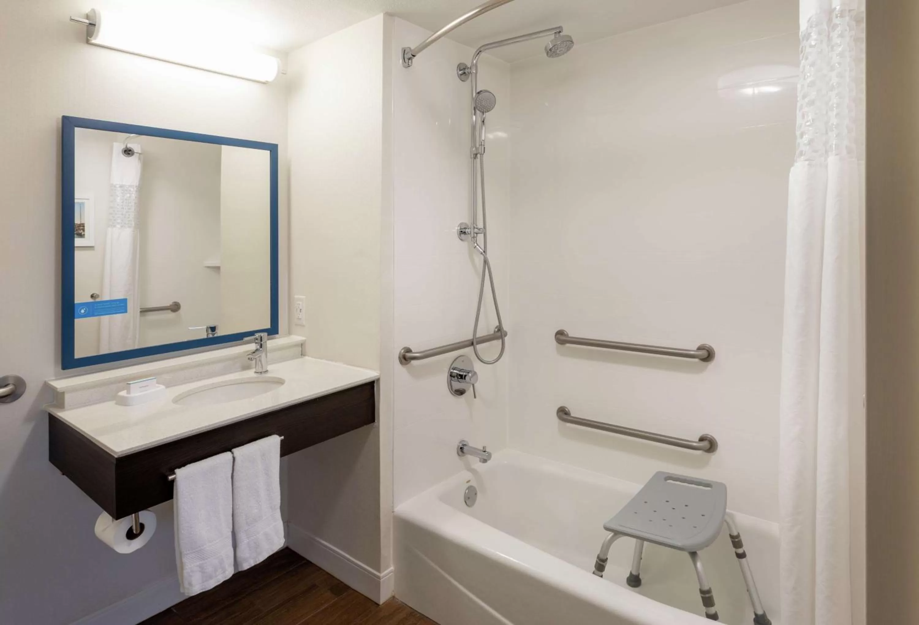 Queen Room with Mobility/Hearing Accessible Tub - Non-Smoking in Hampton Inn Minneapolis/Eagan